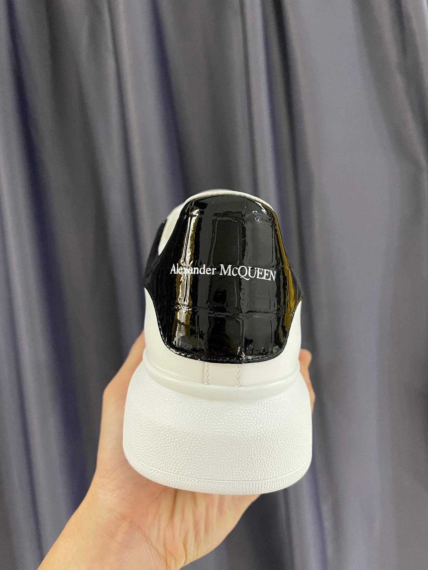 Классические белые кроссовки McQueen - унисекс - черная лакированная кожа, каблук с текстурой под камень.