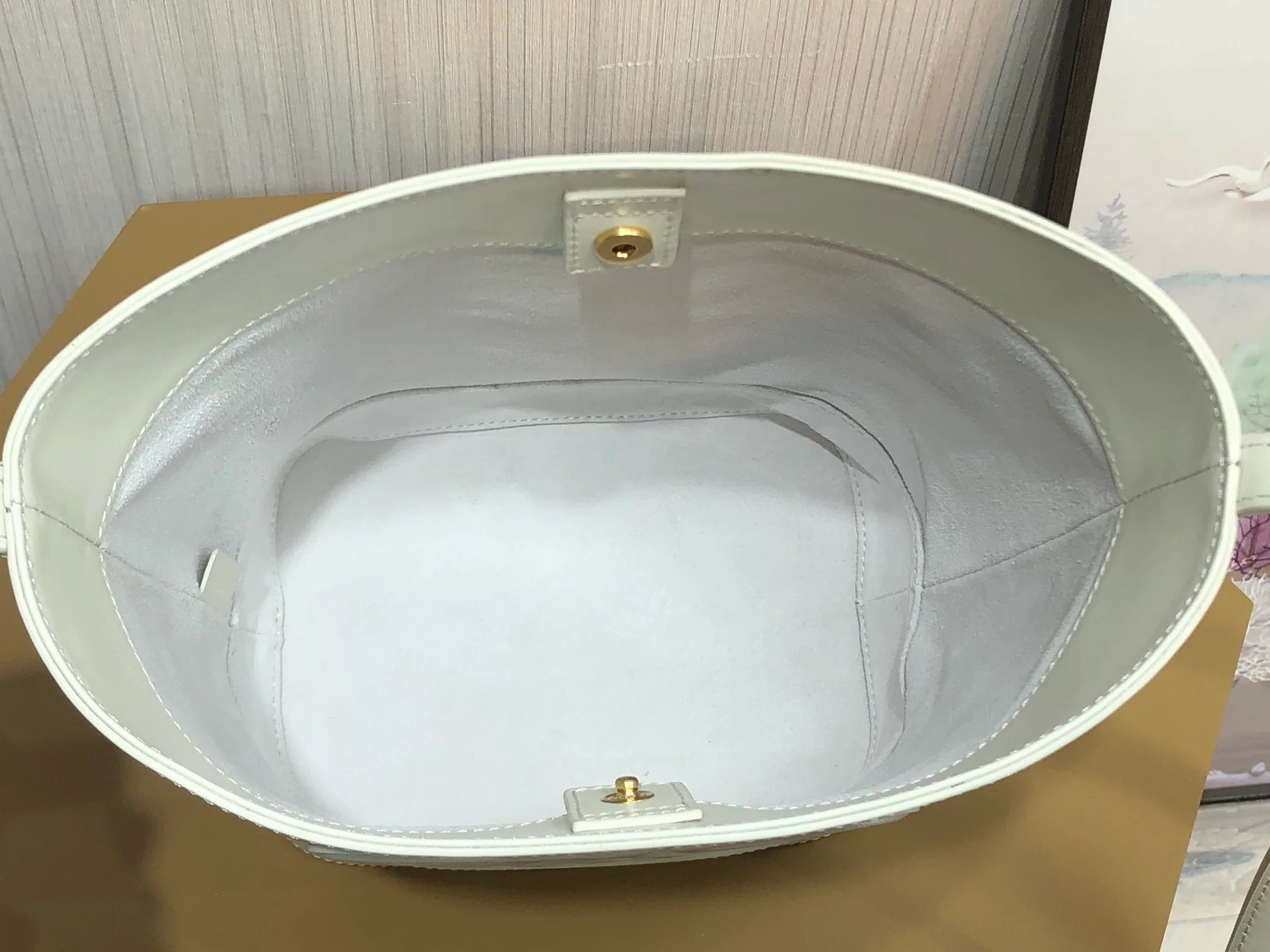 Новинка сезона весна/лето 2022 от Celine - Маленькая кожаная сумка-ведро Cuir Triomphe - 1 шт.