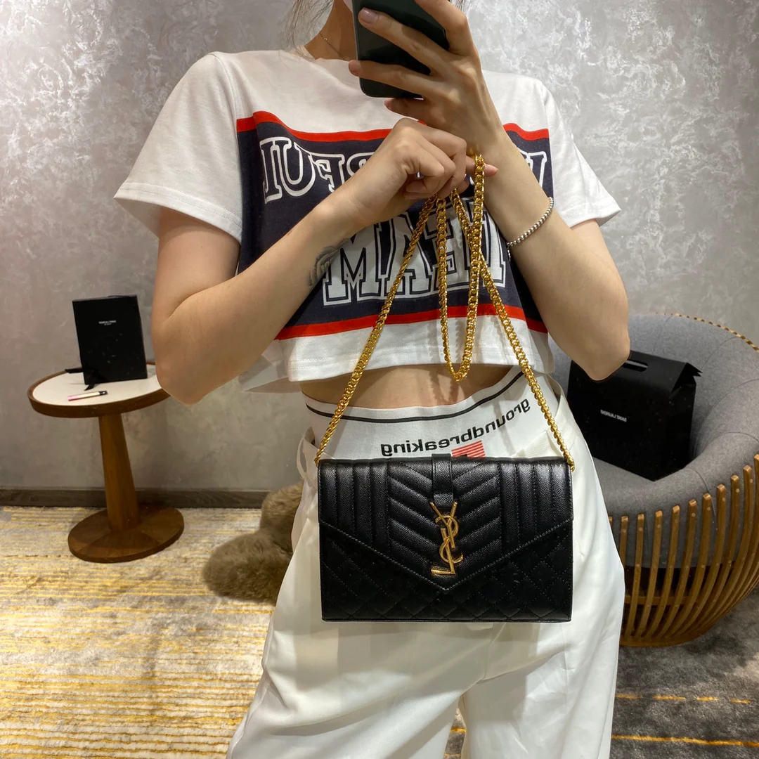 Сумка-конверт YSL с монограммой и икрой и V-образным ромбовидным узором