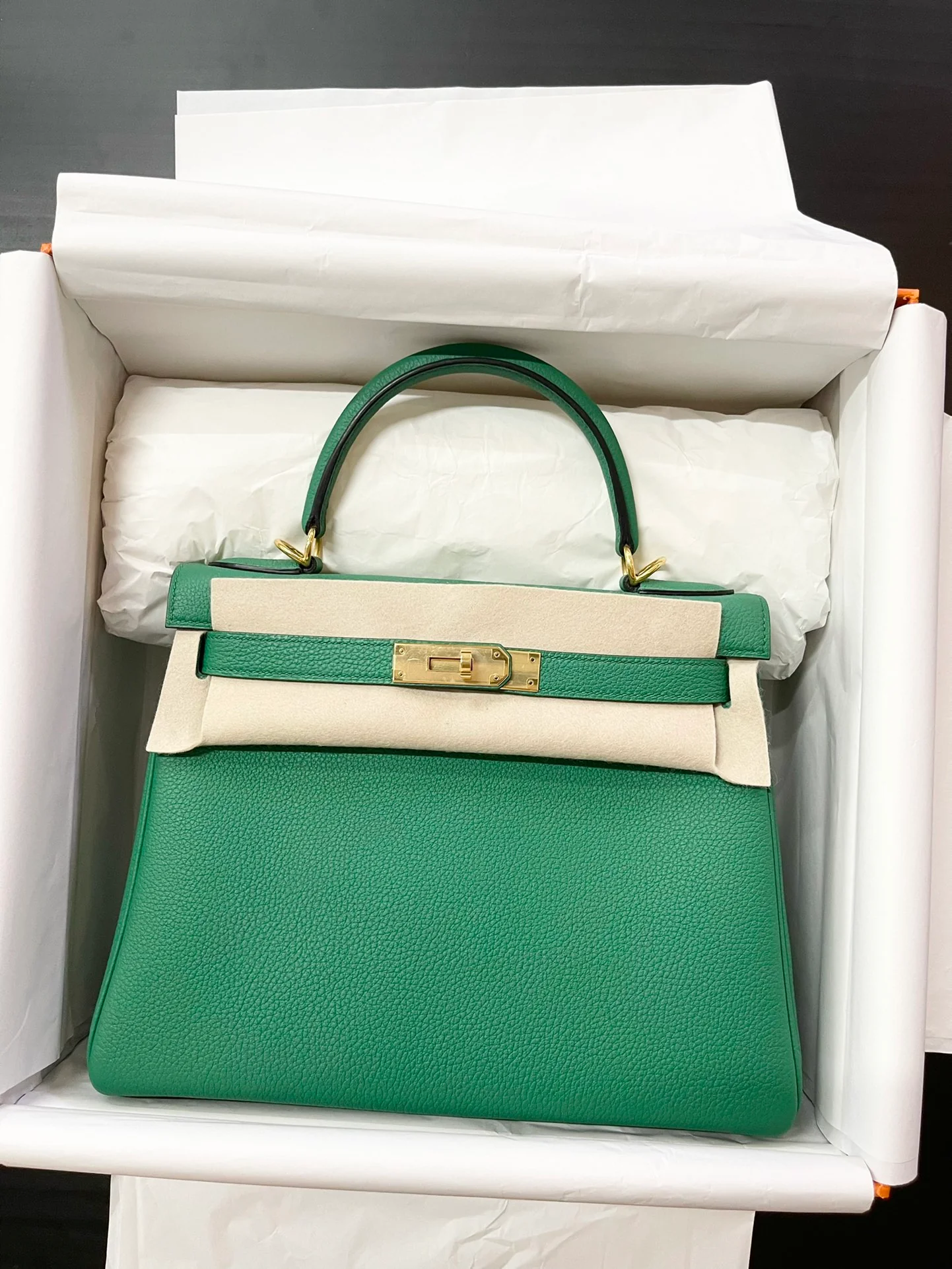 Сумка Hermes Kelly 28 Togo - Внутренние швы - Бархатно-зеленый цвет - Золотистая фурнитура