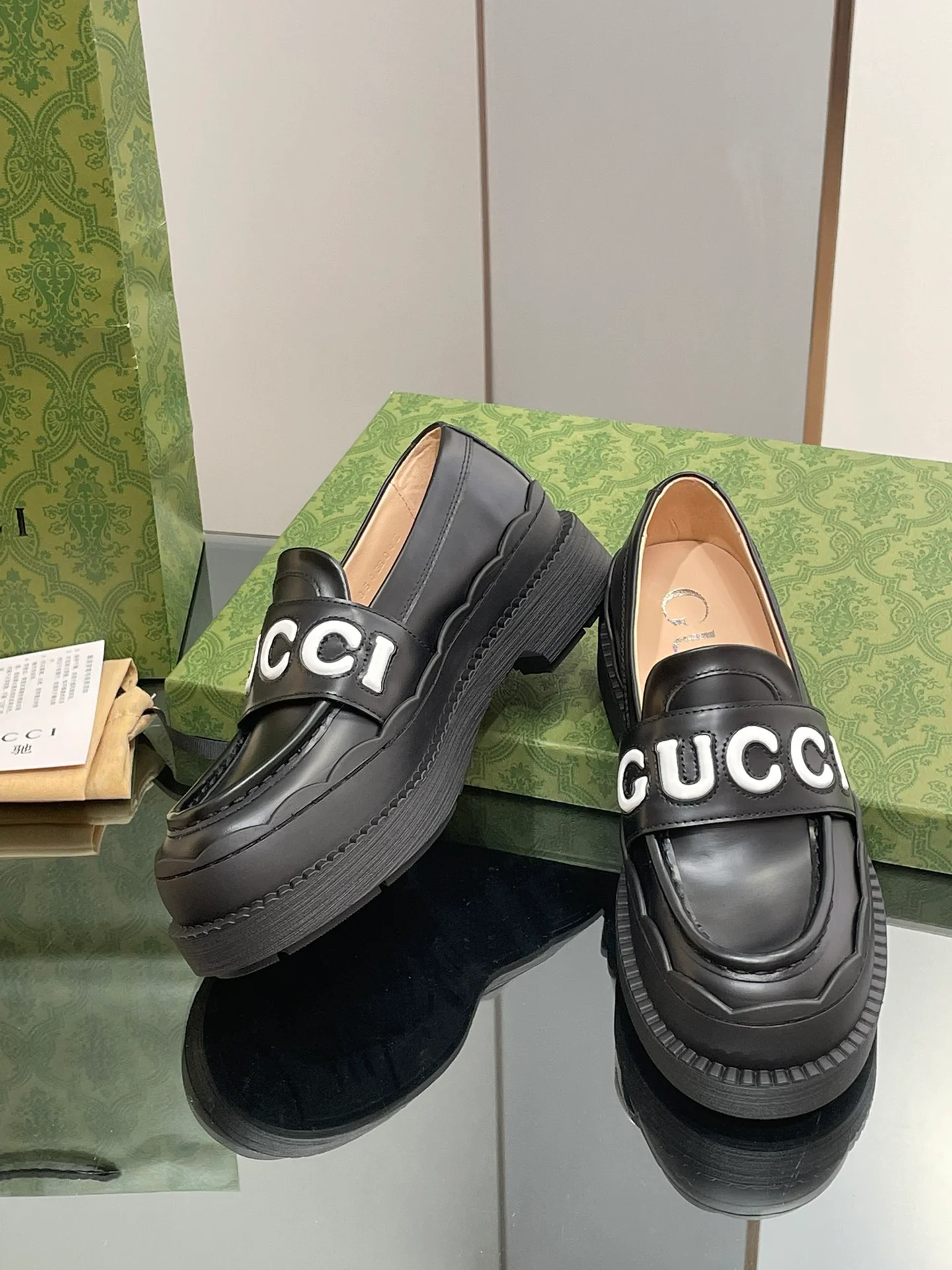 Новинка сезона осень/зима 2023 от Gucci - Лоферы с буквами - Черные