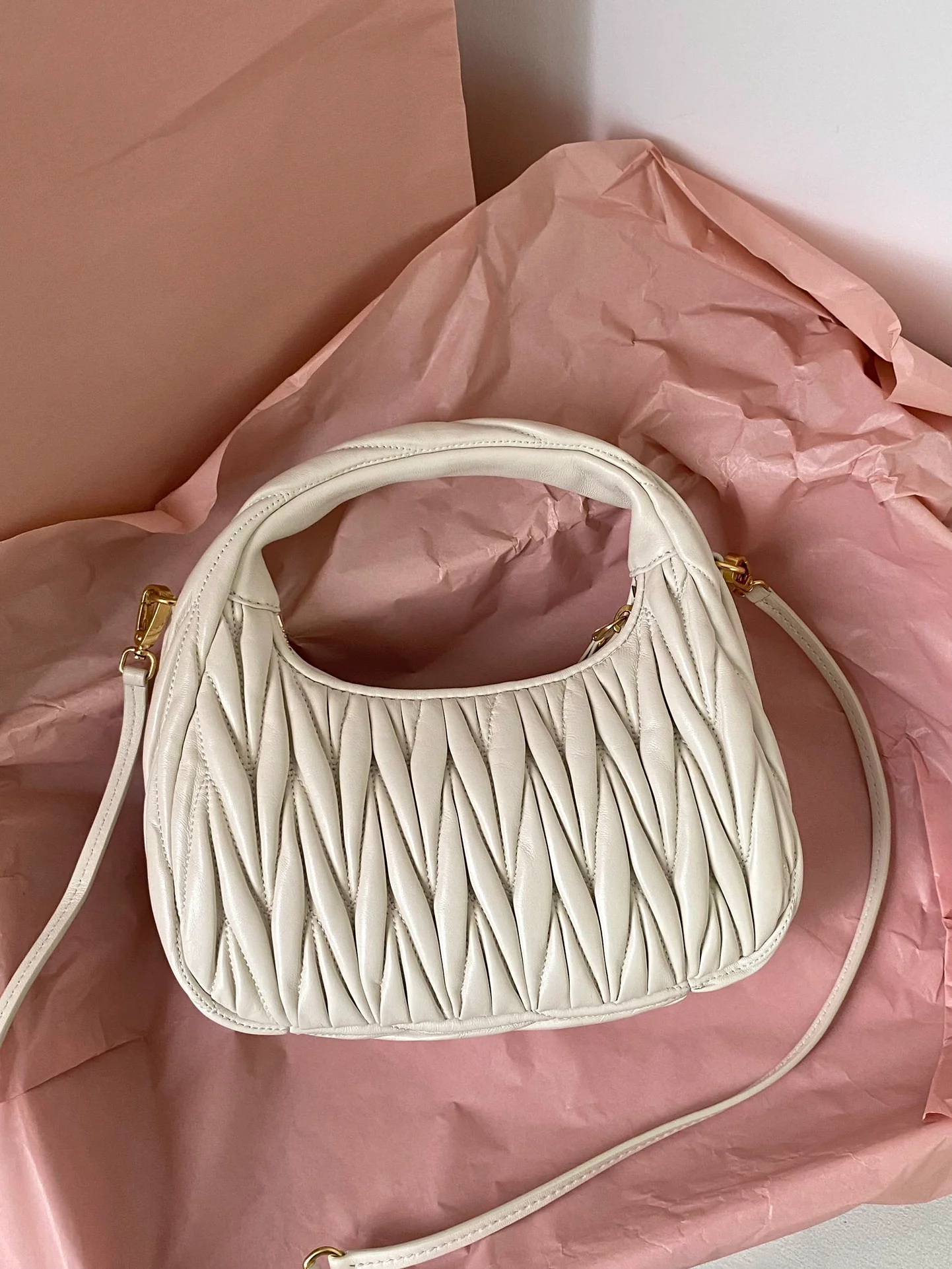 Сумка Miu Miu Wander, маленькая, из овечьей кожи, белая.