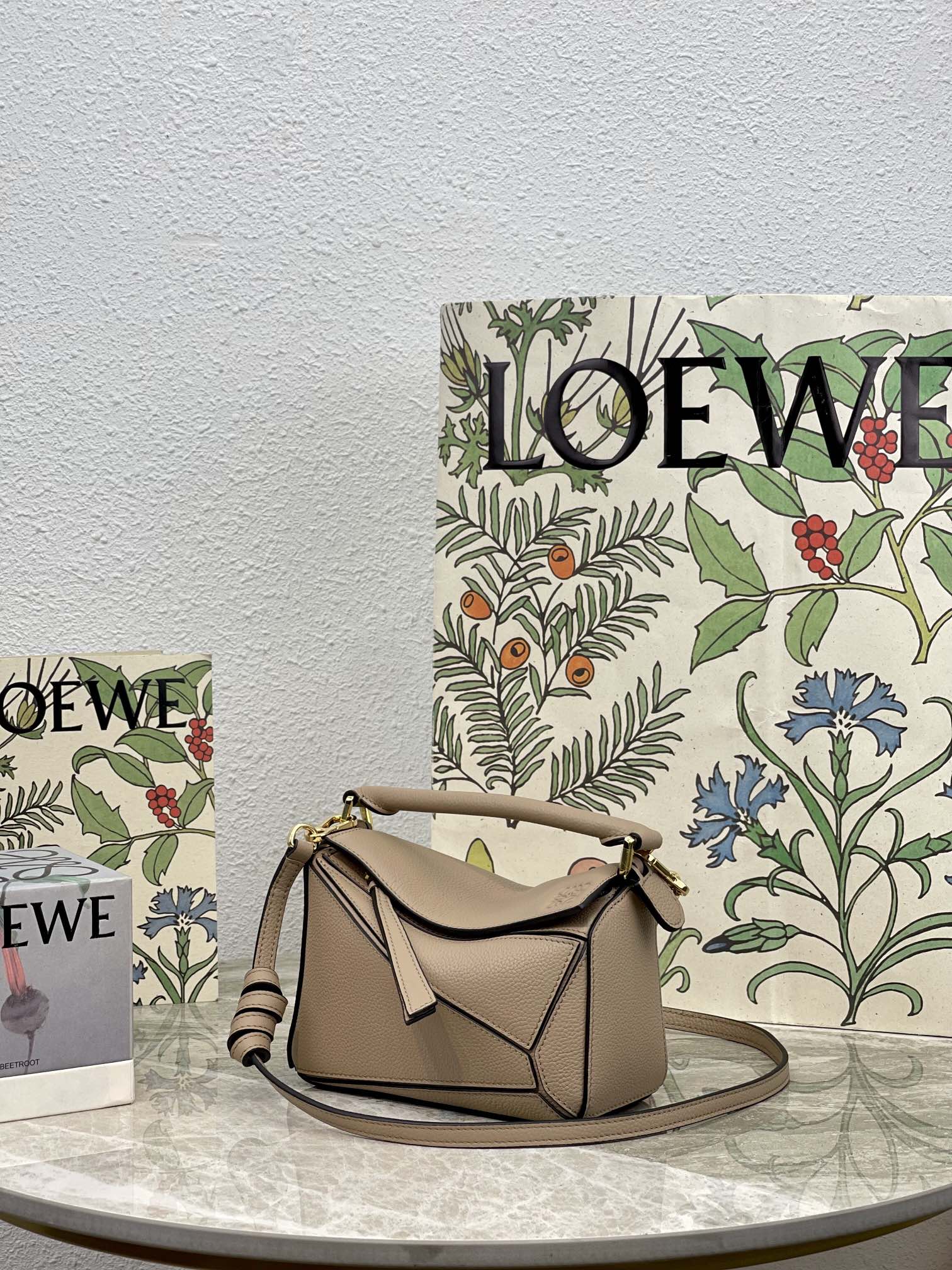 Мини-сумочка Loewe Puzzle Bag из телячьей кожи, матовый бежевый цвет.