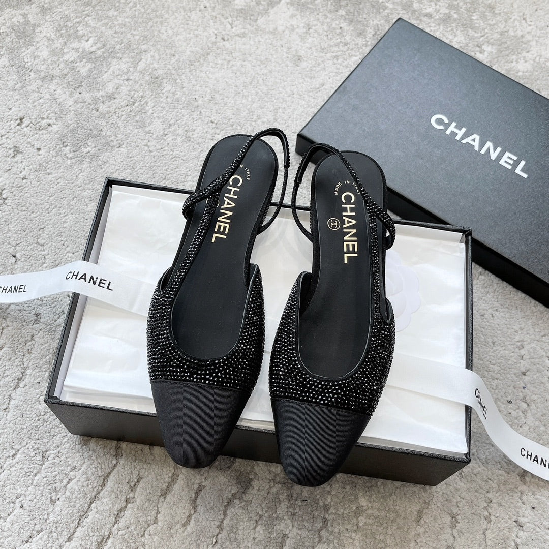 Chanel - Атласные сандалии без каблука со стразами - Черные