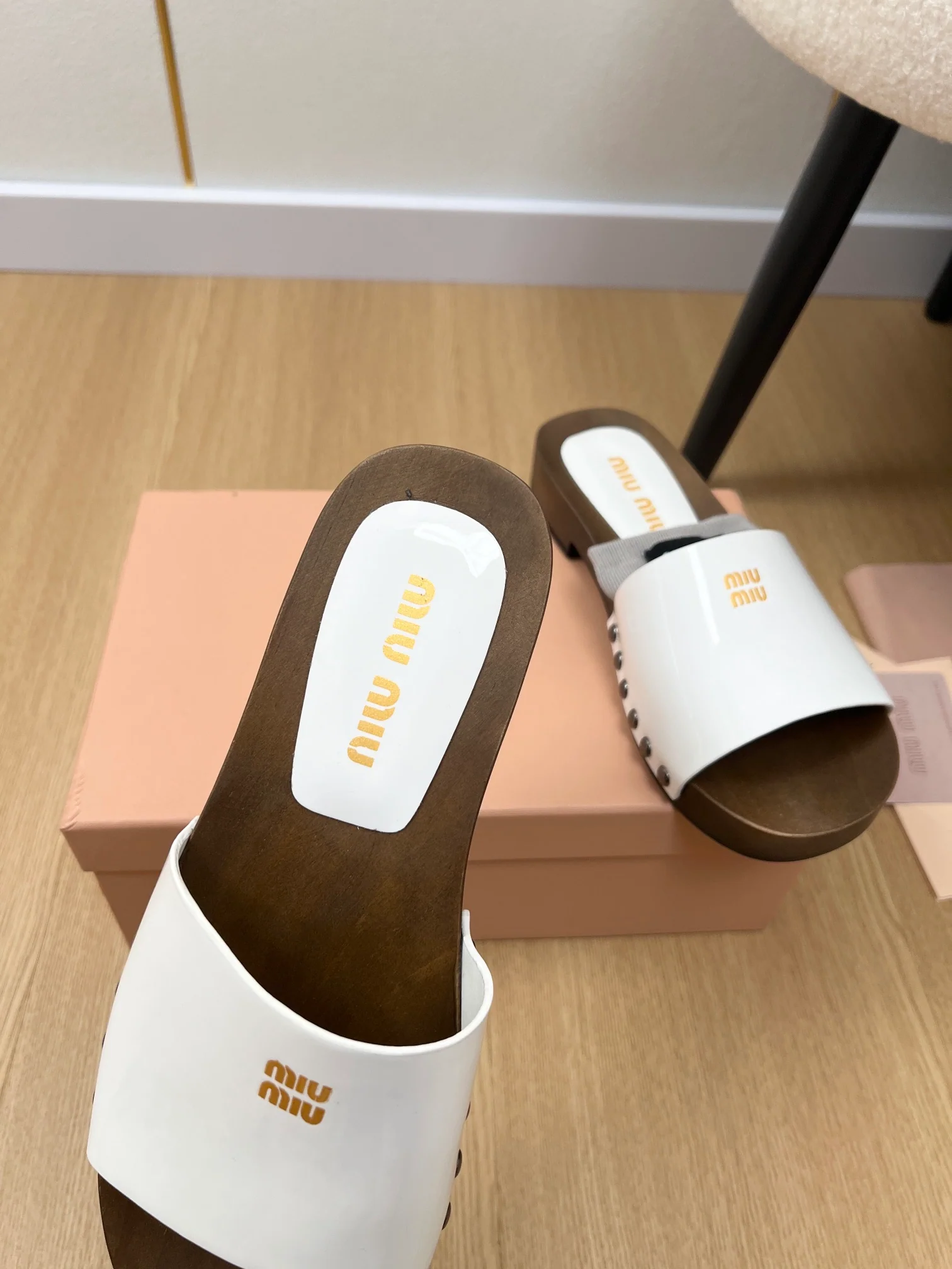 Деревянные тапочки Miu Miu 2024 - Белые - 1