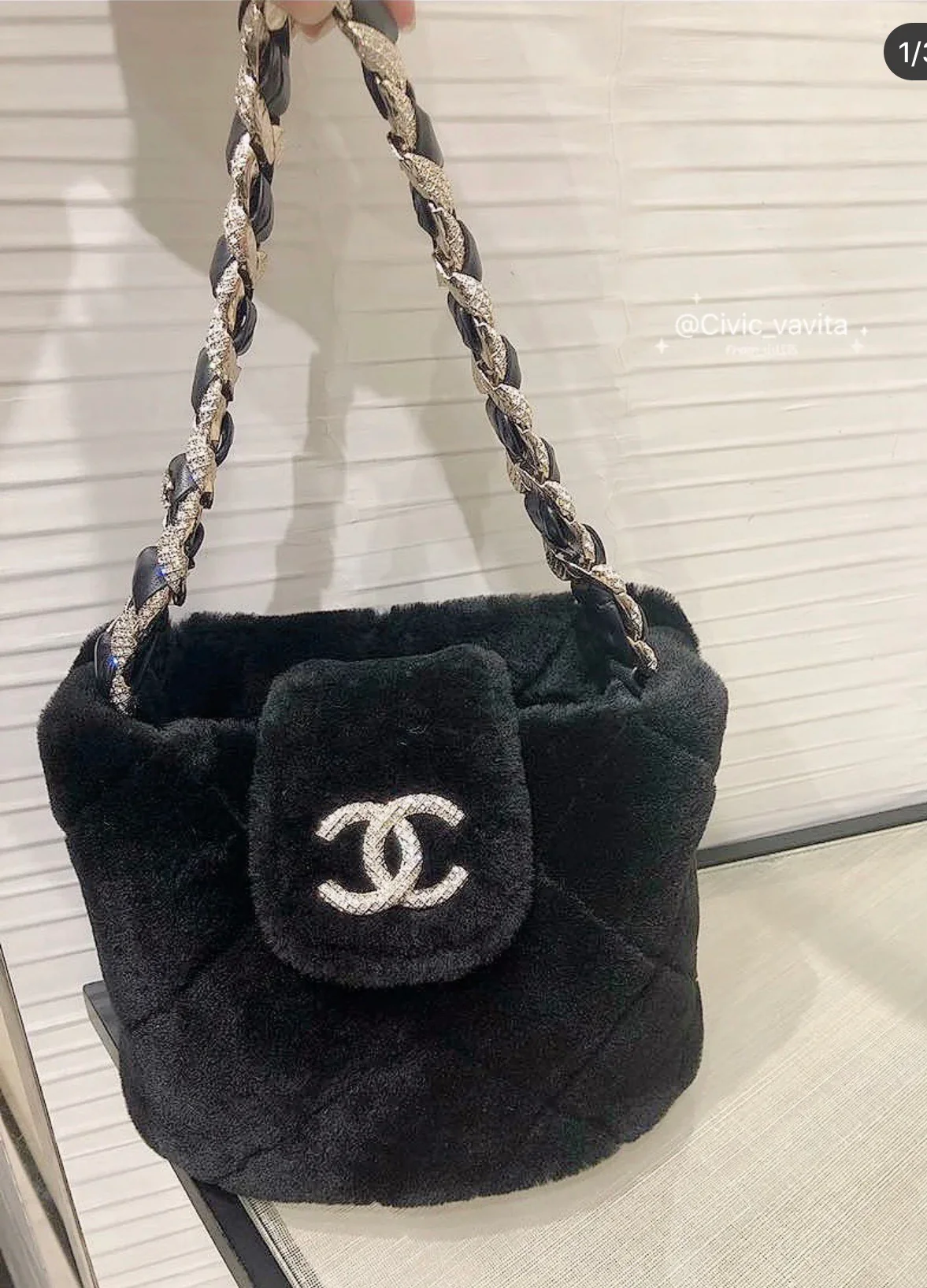 Сумка Chanel из овчины с цепочкой и бриллиантами - 1