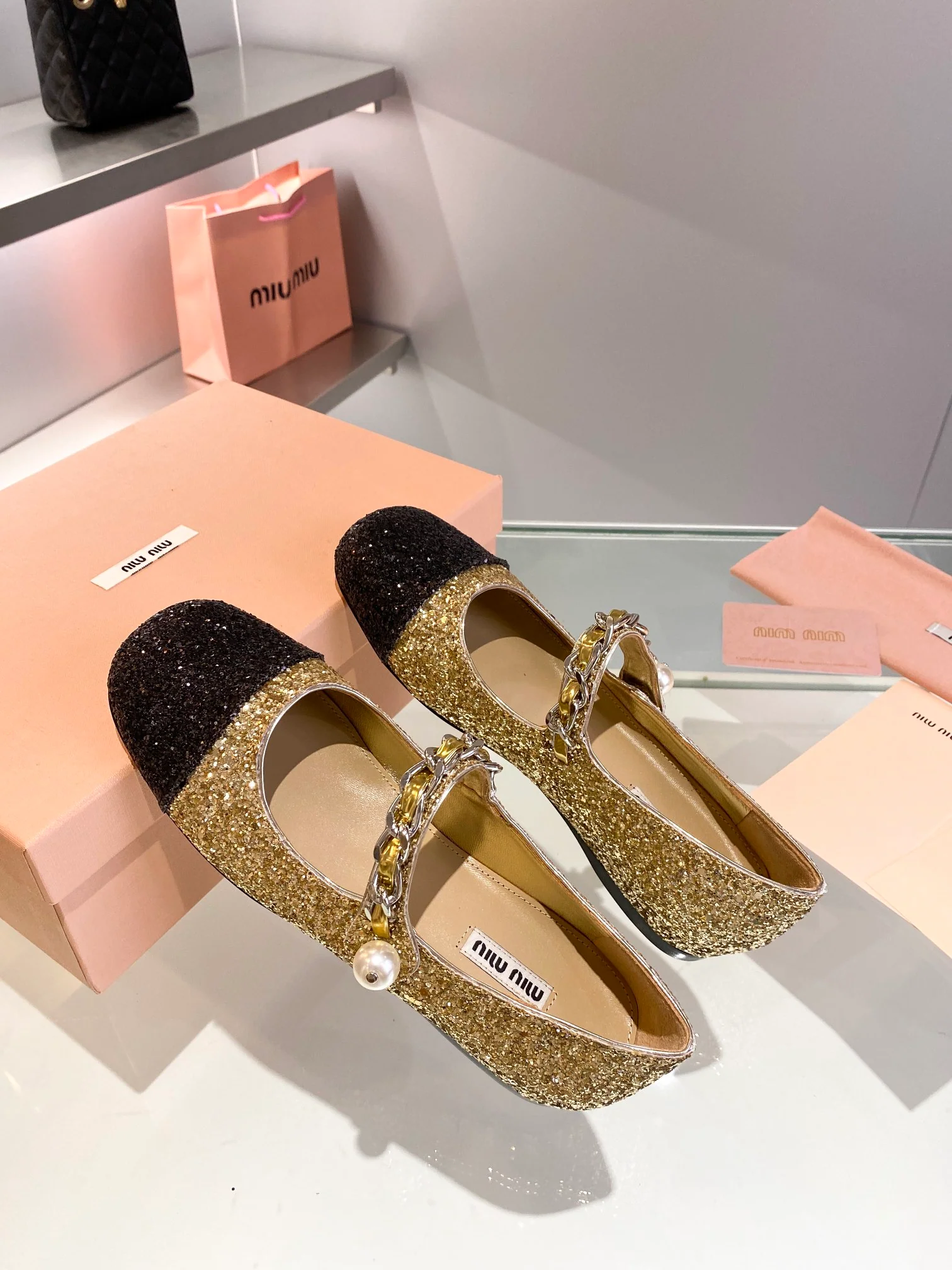 Новинка осенне-зимней коллекции Miu Miu 2023 — балетки со стразами — золотые.