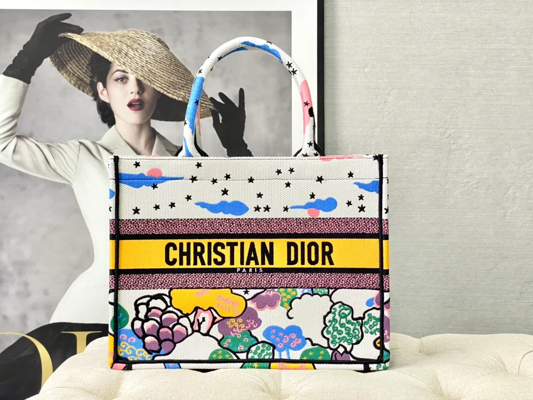 Сумка Dior Book Tote, средний размер, 36,5 см, цвет ?Белое небо?.
