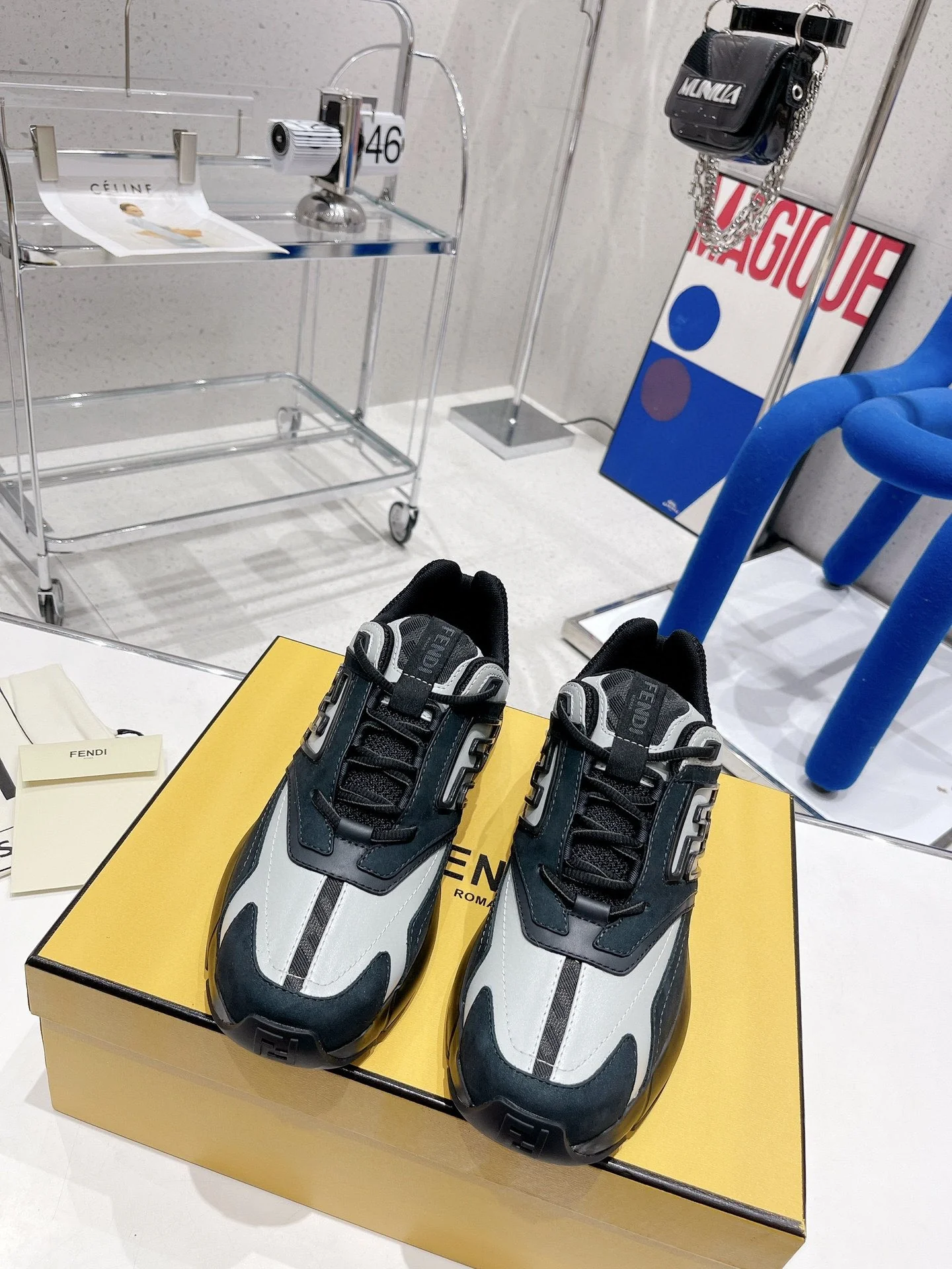 Новинки осенне-зимней коллекции Fendi 2022 — ретро-кроссовки — массивная обувь — парный стиль