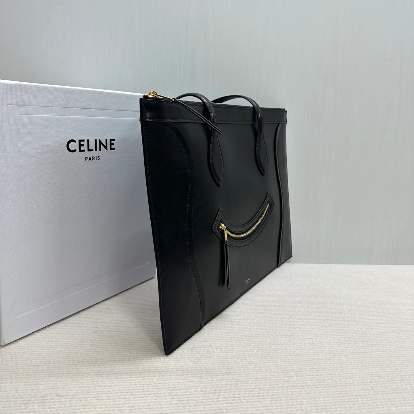 Новинка сезона весна/лето 2026 от Celine - Сумка с изображением смайлика - Черная