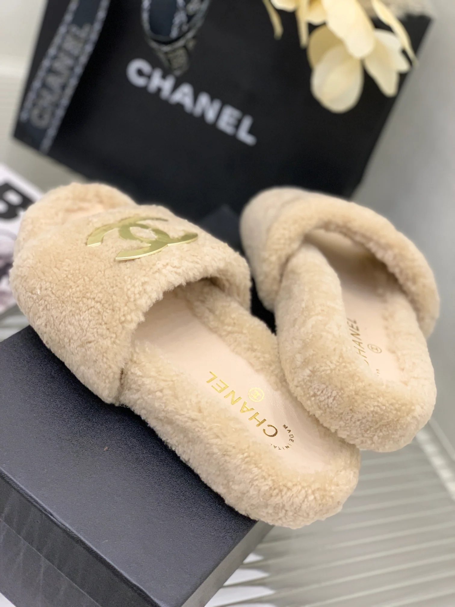 Новинка весны 2022 года от Chanel - Меховые тапочки