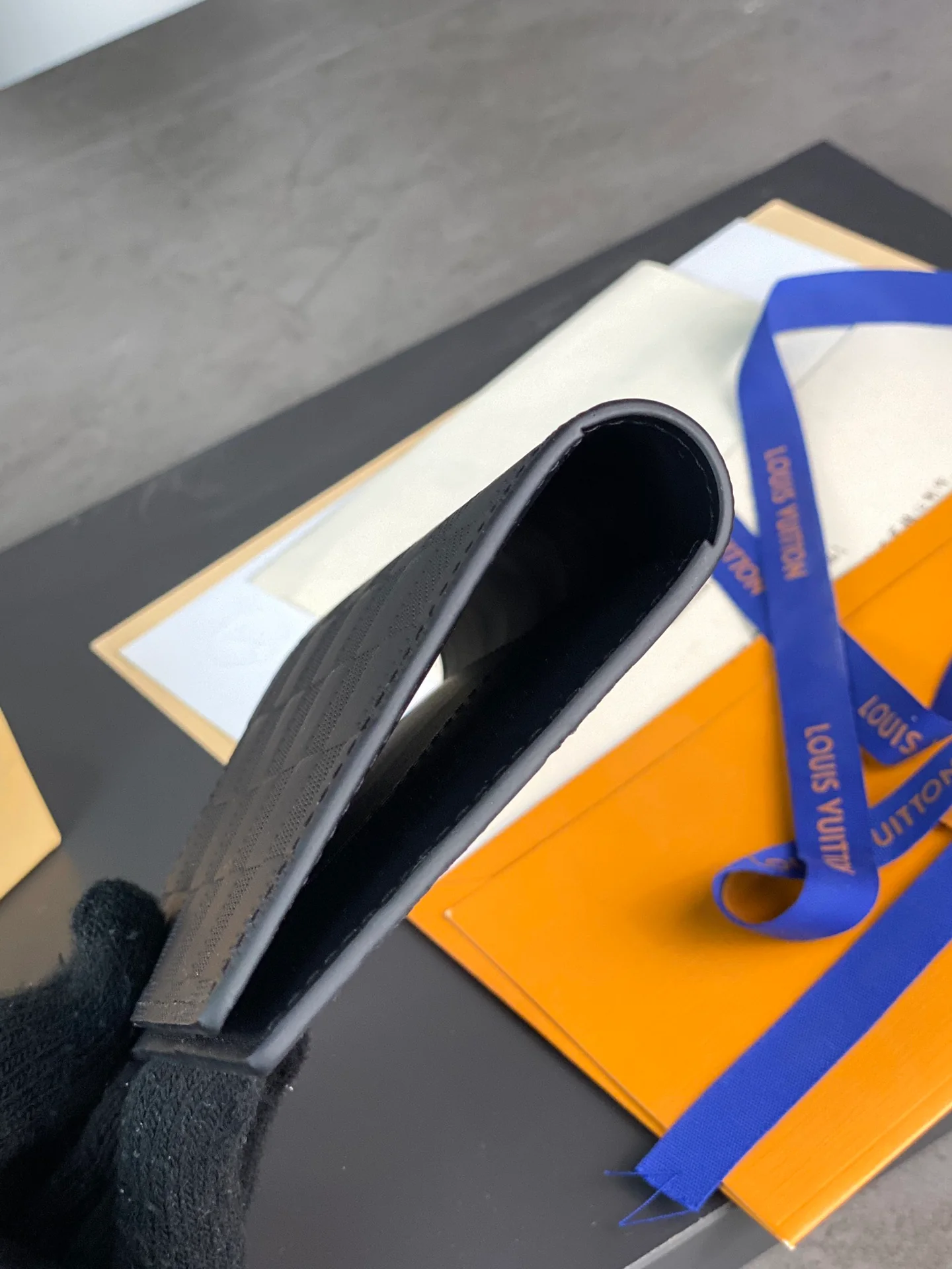 LV-m64411-Держатель для паспорта-Тиснение