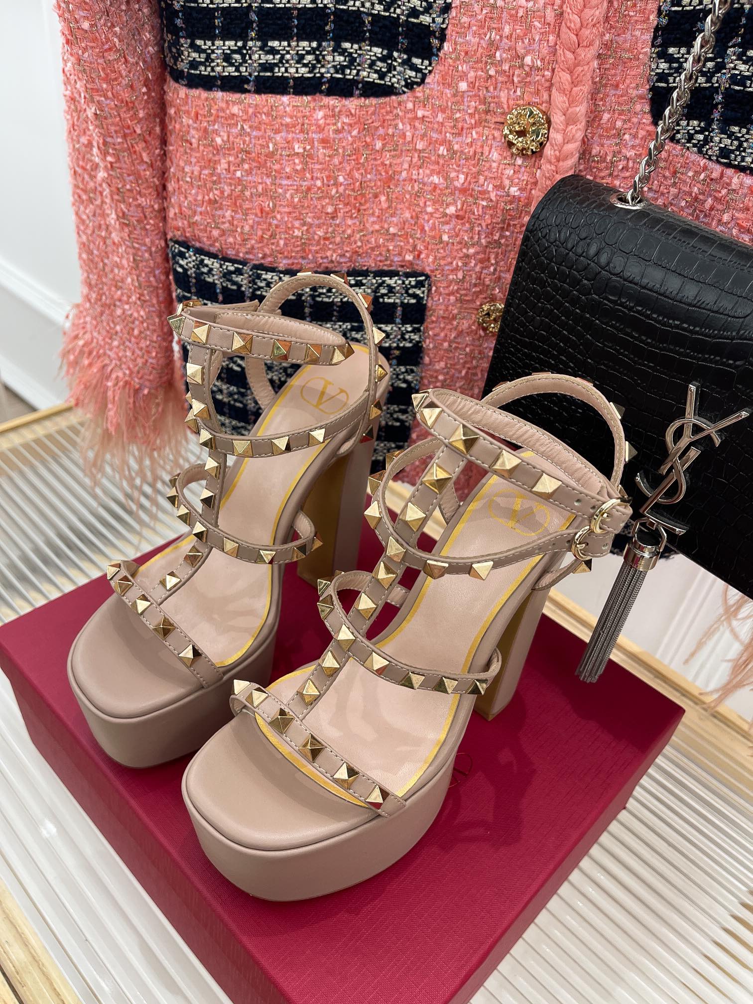 Туфли на платформе Valentino с заклепками — телесного цвета.