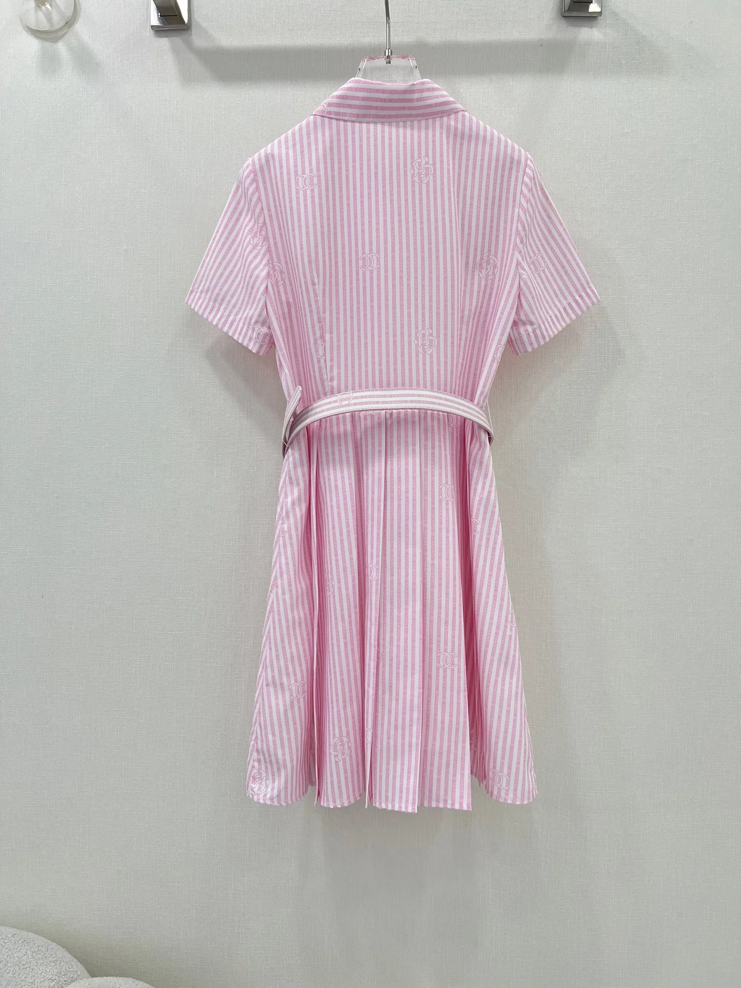 Новый комбинезон Chanel весна/лето 2024 с короткими рукавами, украшенный пайетками, розовый.