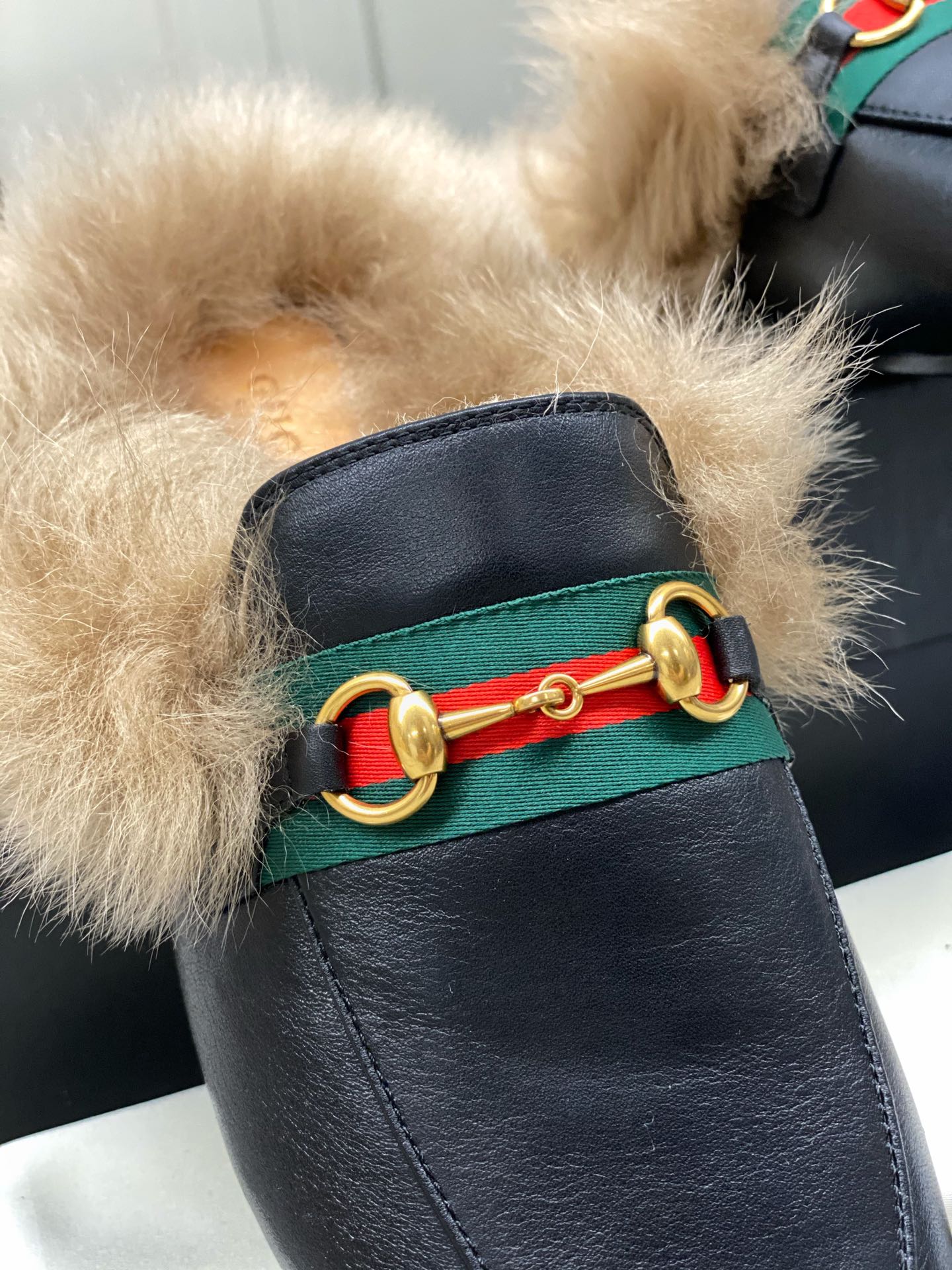 Бутик Gucci 2020 — Последние модели с подиума — Меховые тапочки — Черные с пряжкой в ??виде седла