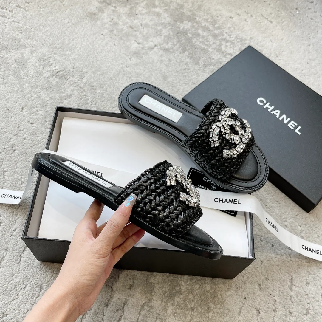 Новинка сезона весна/лето 2023 от Chanel - плетеные тапочки со стразами - черные
