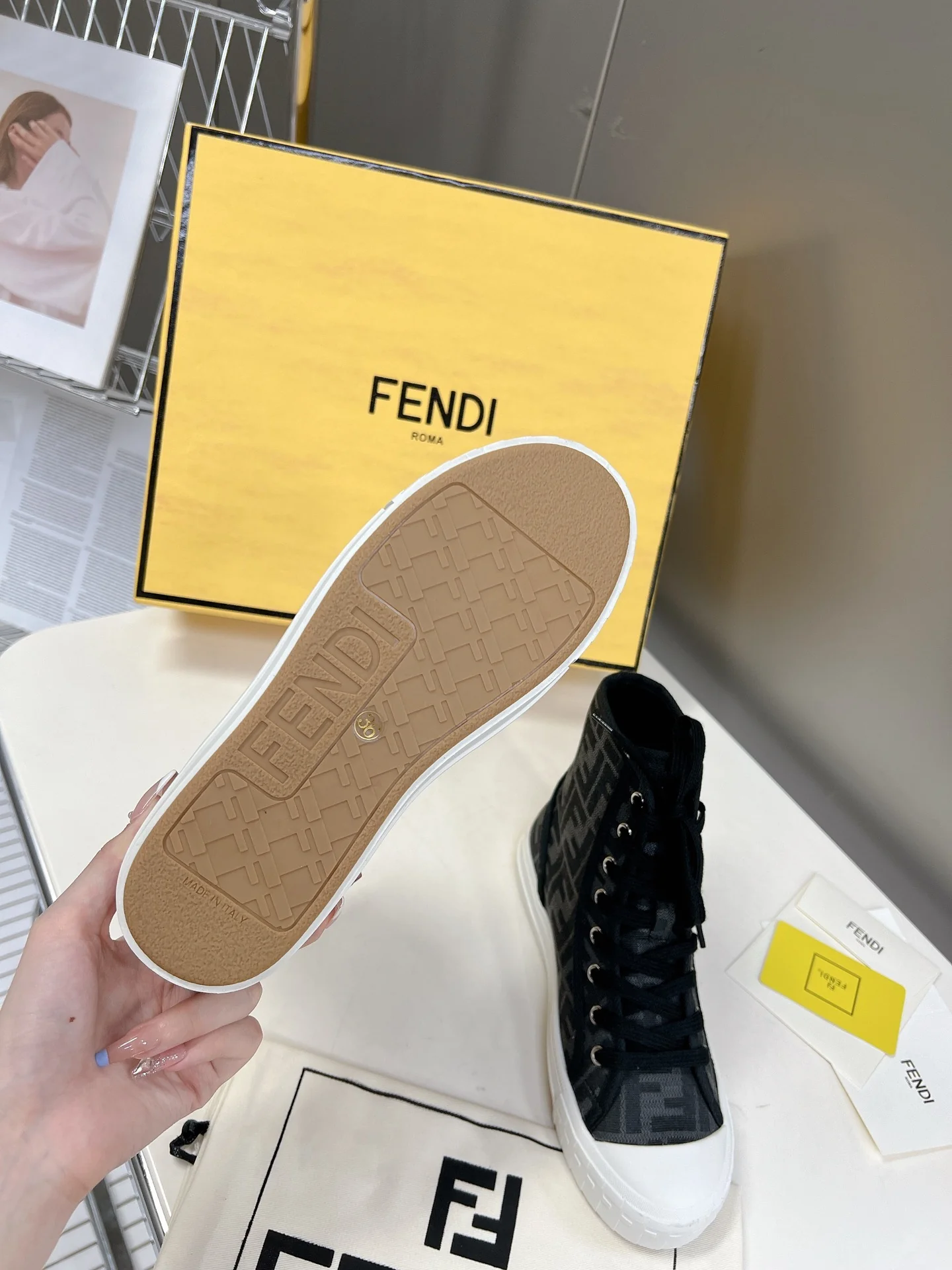 Fendi - Новинка сезона осень/зима 2022 - Высокие повседневные туфли с монограммой - 1