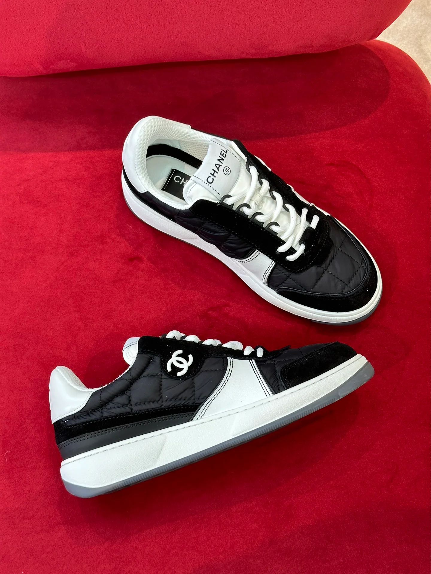 Новинка 2023 года от Chanel - Классические белые кроссовки, украшенные стразами Swarovski.