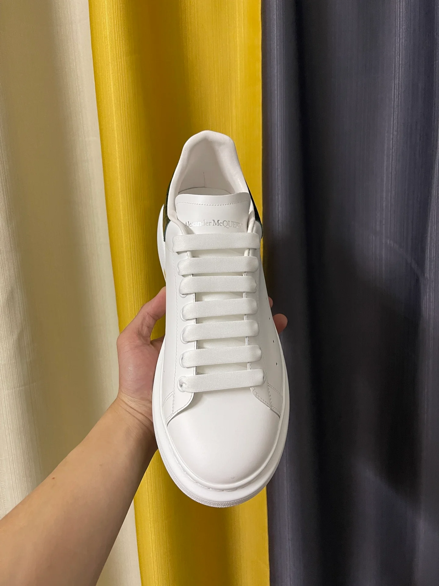 Классические белые кроссовки McQueen - унисекс - темно-зеленый крокодиловый узор