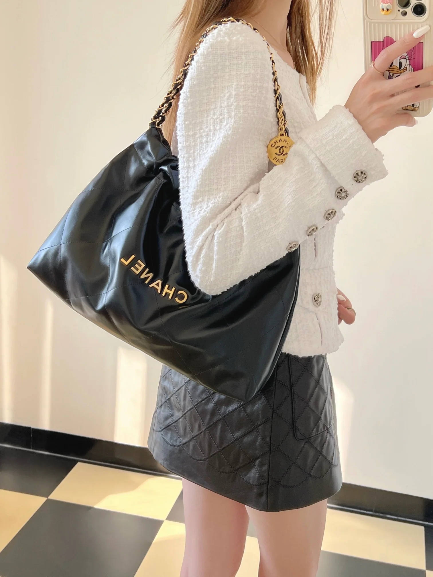 Сумка Chanel 22 (горизонтальный дизайн) - черная с золотой фурнитурой.