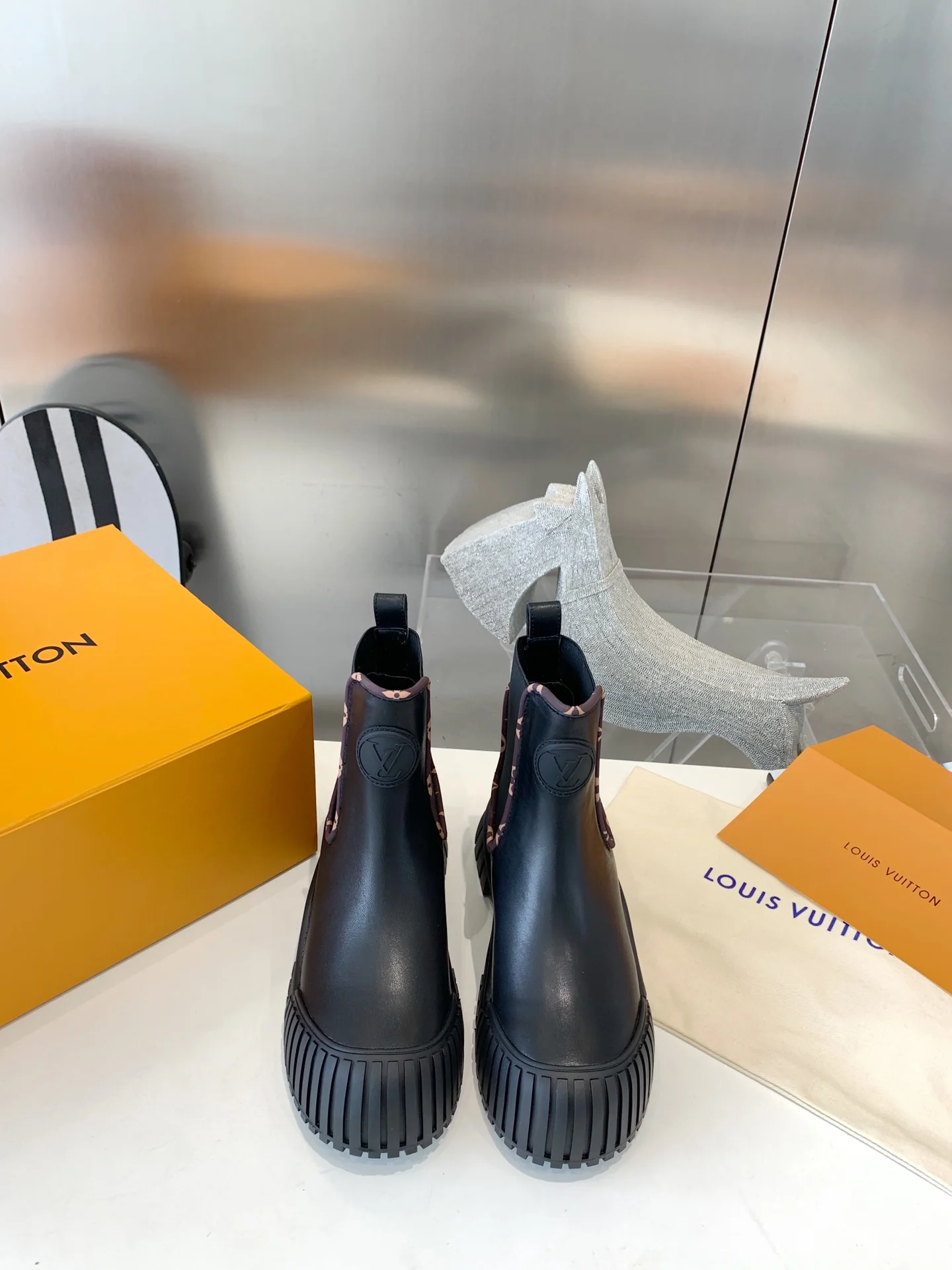 LV - Новинка сезона осень/зима 2022 - Ботильоны Ruby - Черные - 1