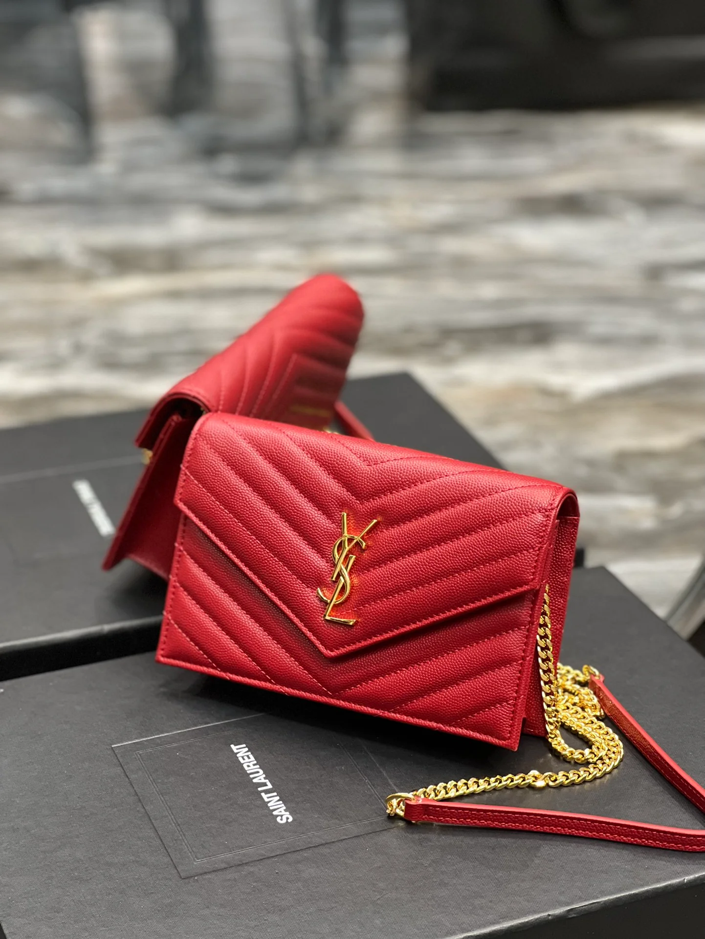 Сумка YSL WOC из икорной кожи, маленькая, красная.