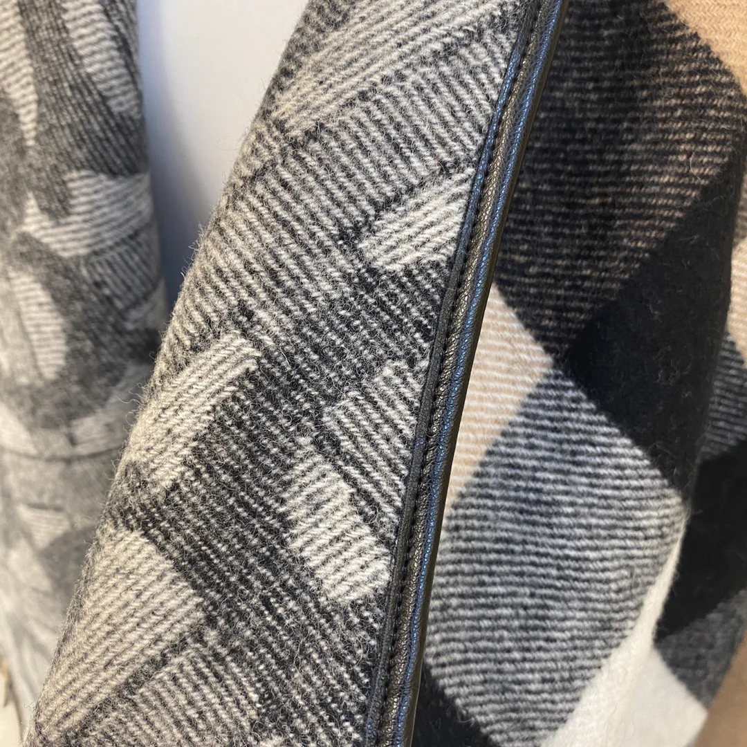 Двусторонняя шаль Burberry TB с монограммой и жаккардовым узором - 140-140 см