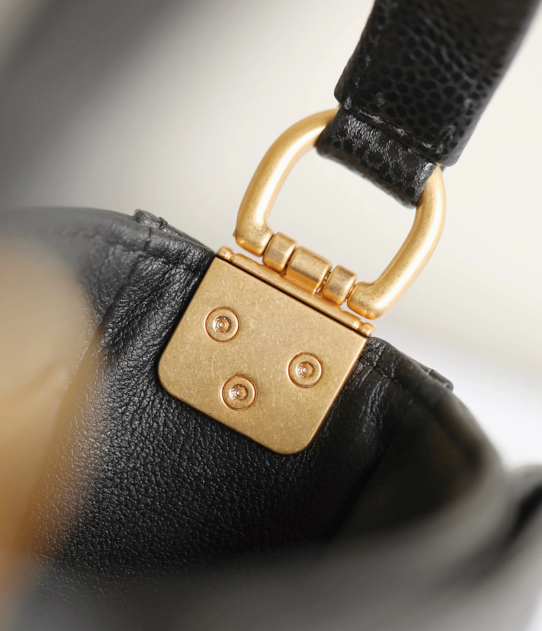 Мини-сумочка Chanel с клапаном и ручкой - черная