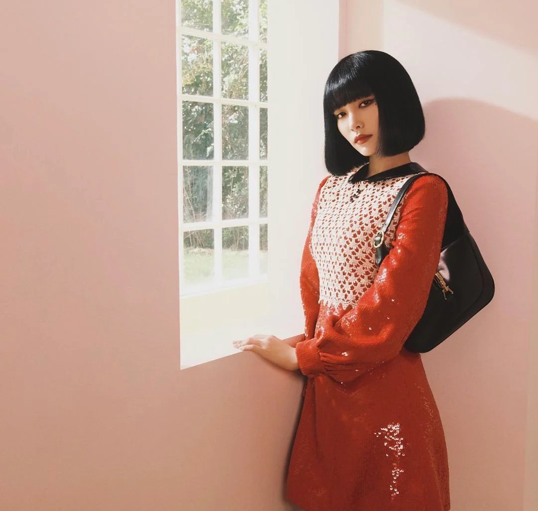 Опубликованы фотографии образа с курткой Gucci.