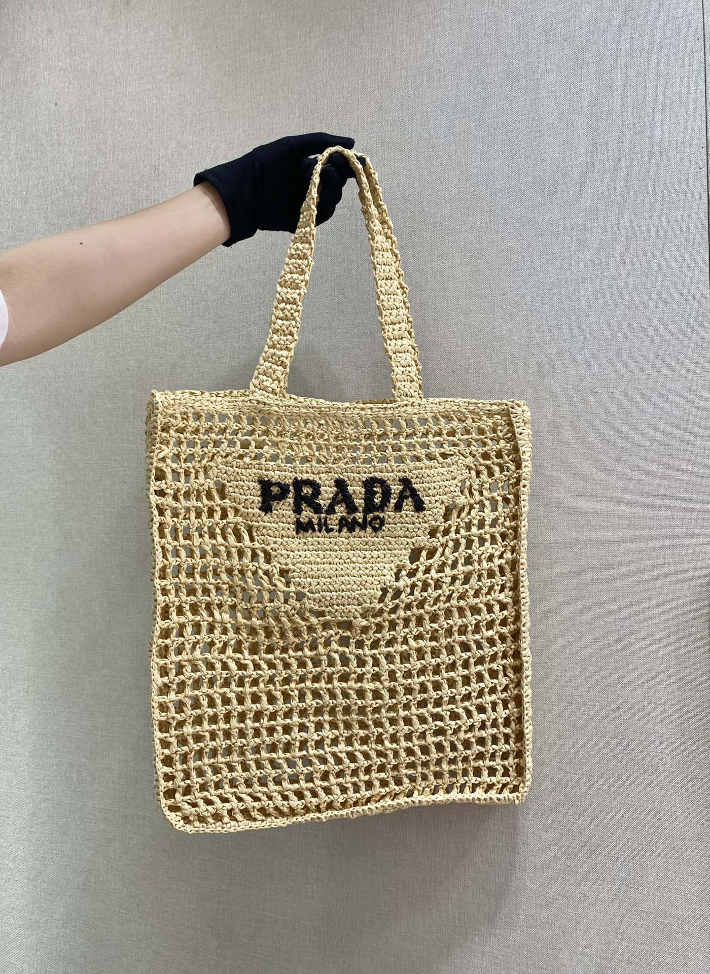Сумка-тоут Prada из рафии, абрикосового цвета.