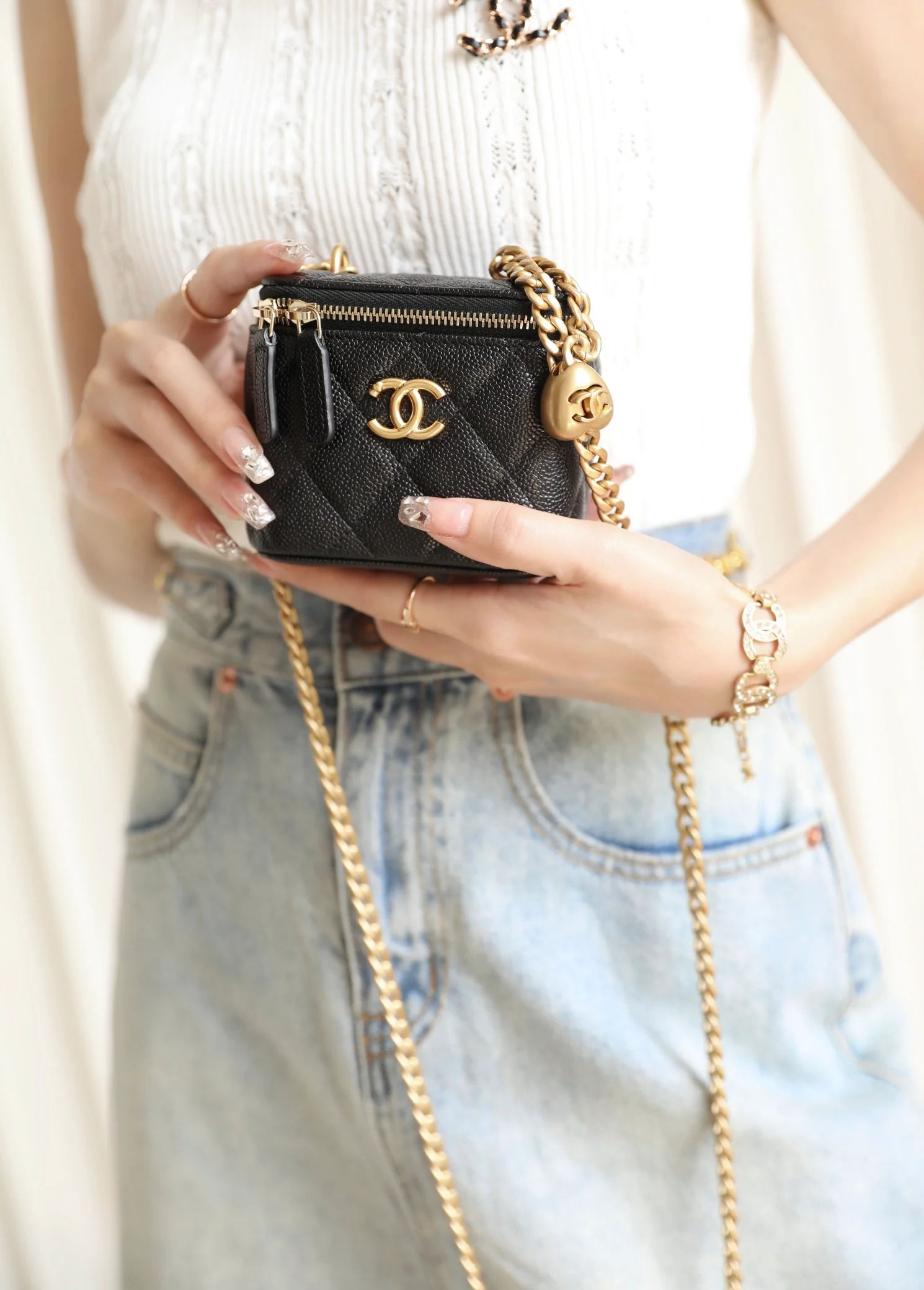 Chanel Весна/Лето 2023 - Маленькая сумка через плечо с цепочкой и регулируемой застежкой в ??форме сердца - Черная