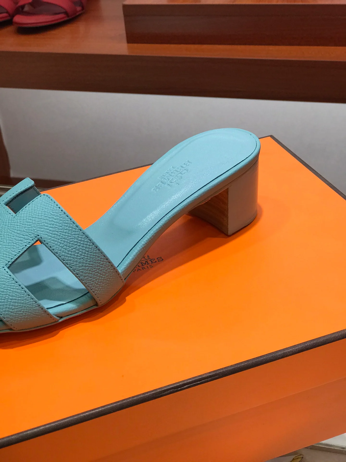 Новинка весны 2022 года от Hermes — сандалии на плоской подошве средней высоты.