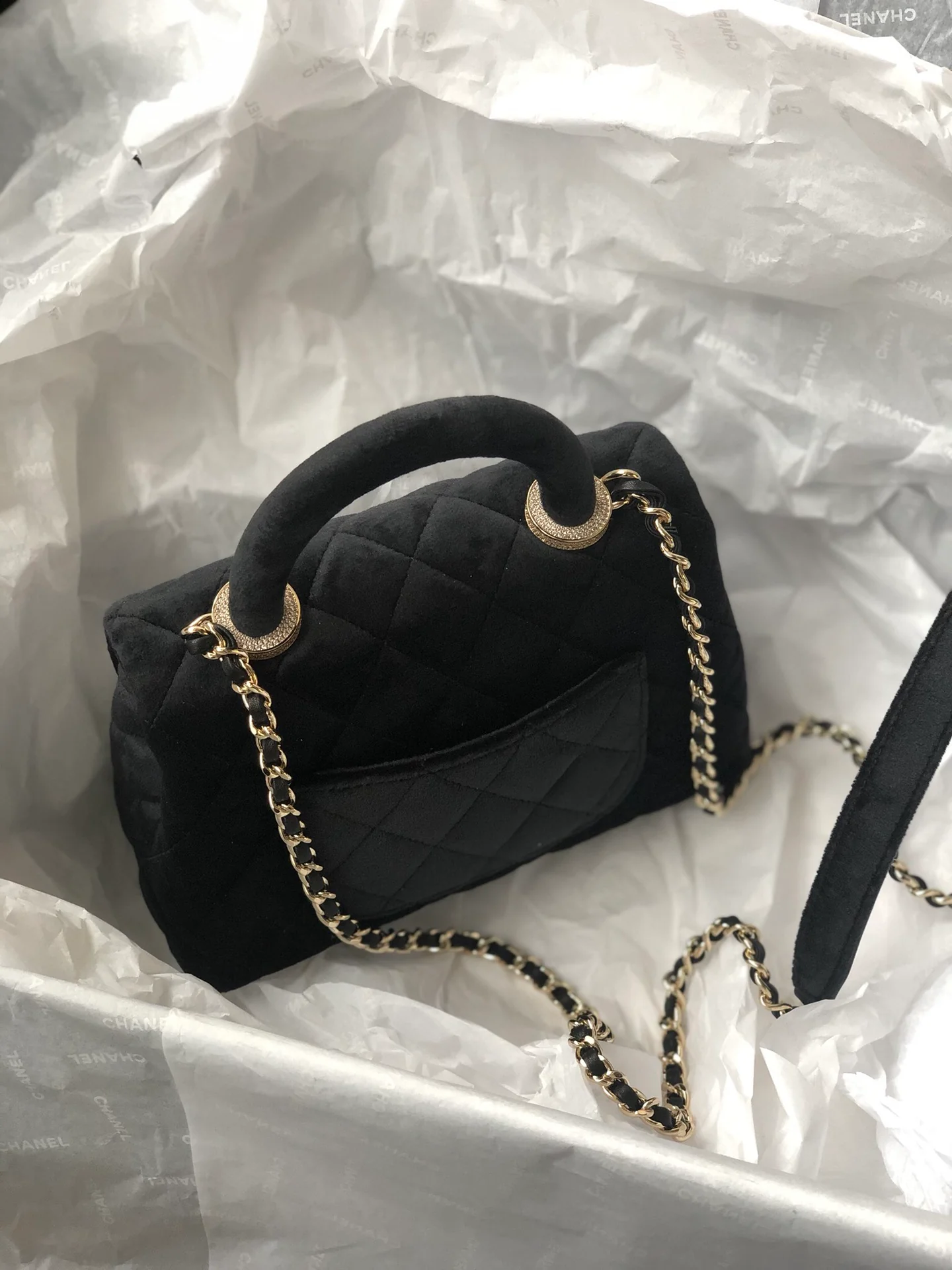 Мини-сумка Chanel Coco Handle из черного бархата с бриллиантовой пряжкой