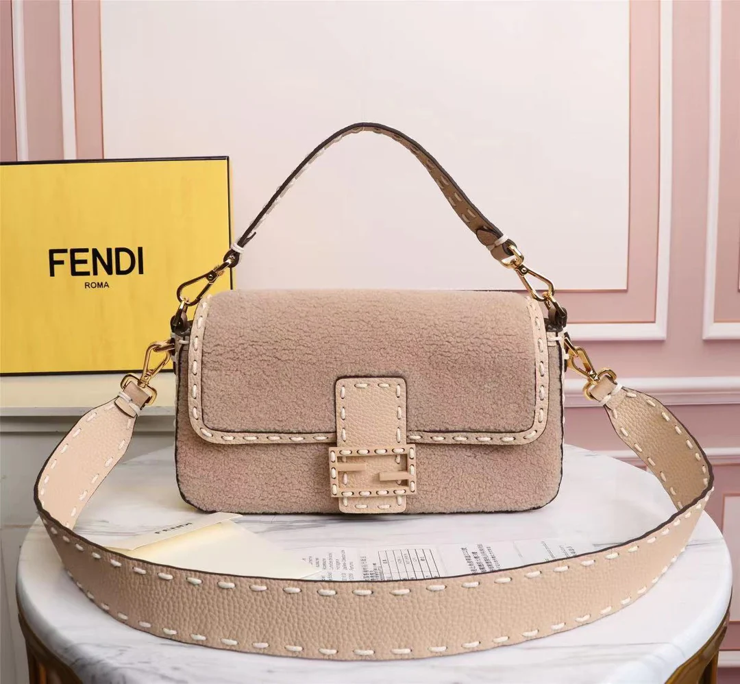 Сумка Fendi Baguette Medium Apricot из овечьей шерсти