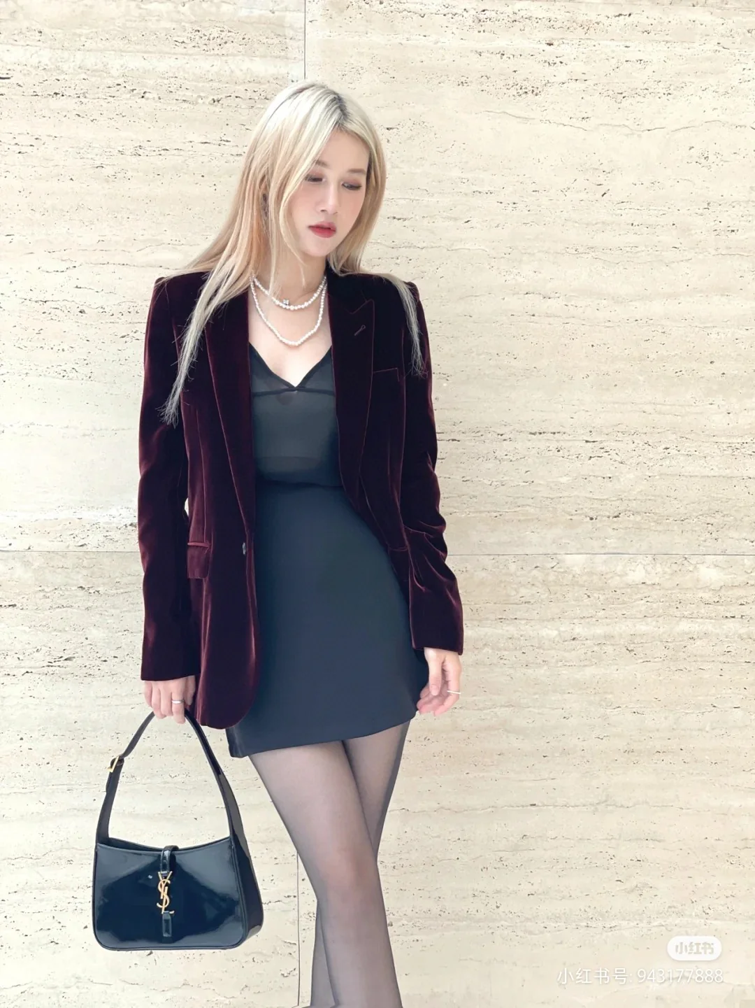 Кожаная сумка YSL Le 5a 7 через плечо — черная лакированная — фотографии в действии.