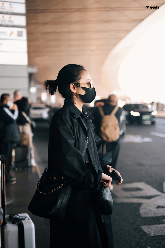 Сумка Chanel в стиле хиппи с золотой монетой 25 пенсов — черно-золотая.