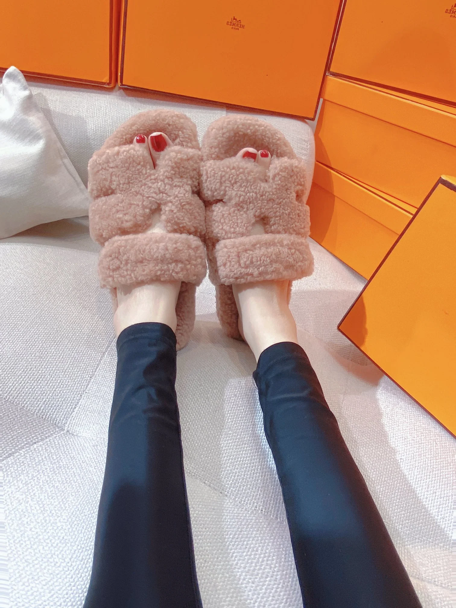 Новинка осенне-зимней коллекции Hermes 2022 — Домашние тапочки из овечьей шерсти и кожи в стиле пэчворк — Розовый цвет ?Восход солнца? — Фотографии в обуви.