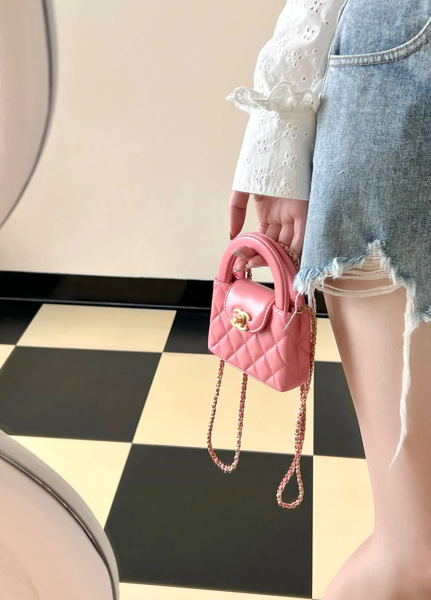 Мини-сумочка Chanel Kelly на цепочке - кораллово-розовая
