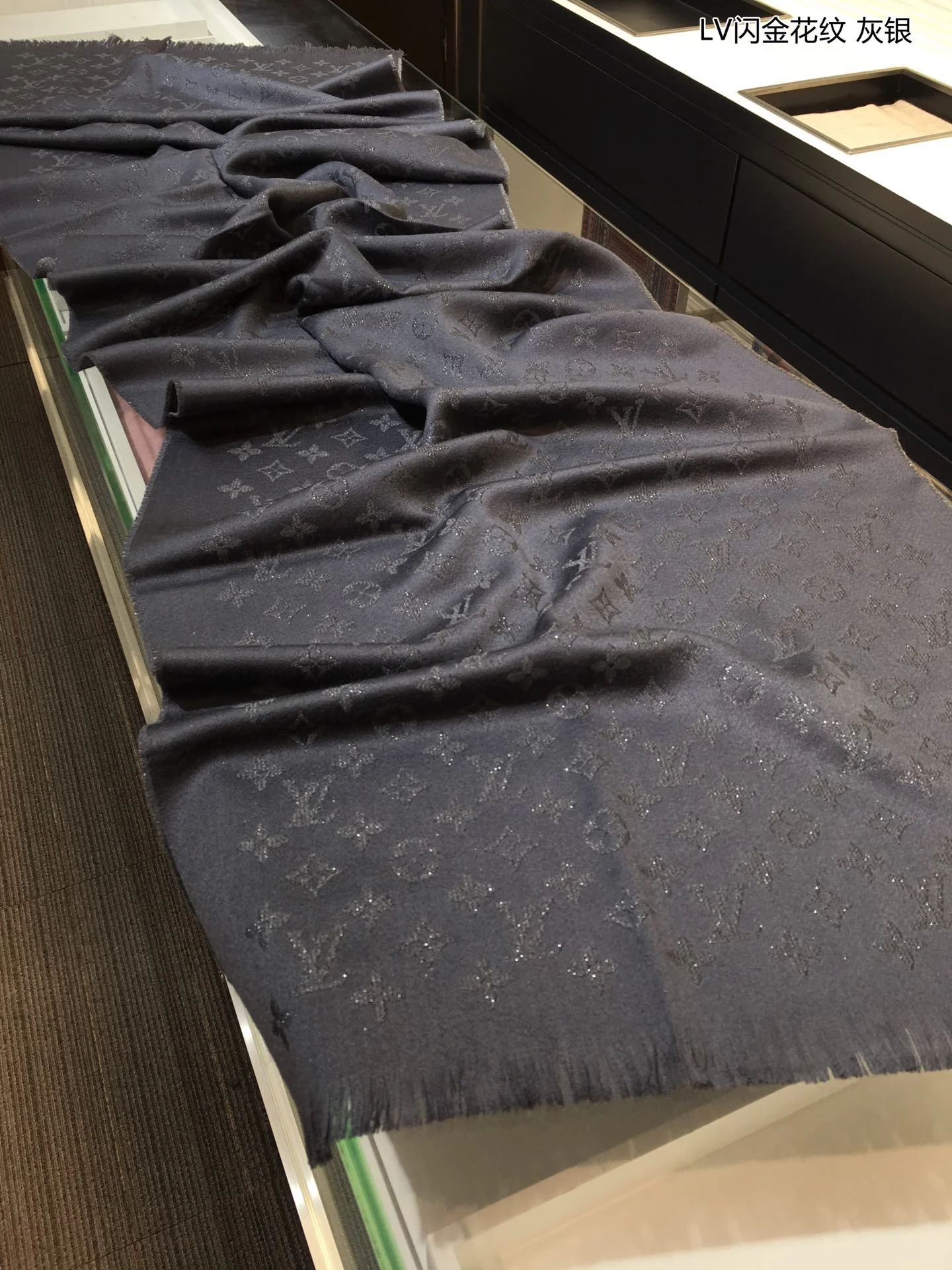 Кашемировый шарф Louis Vuitton с золотистым мерцающим узором — серый и серебристый.