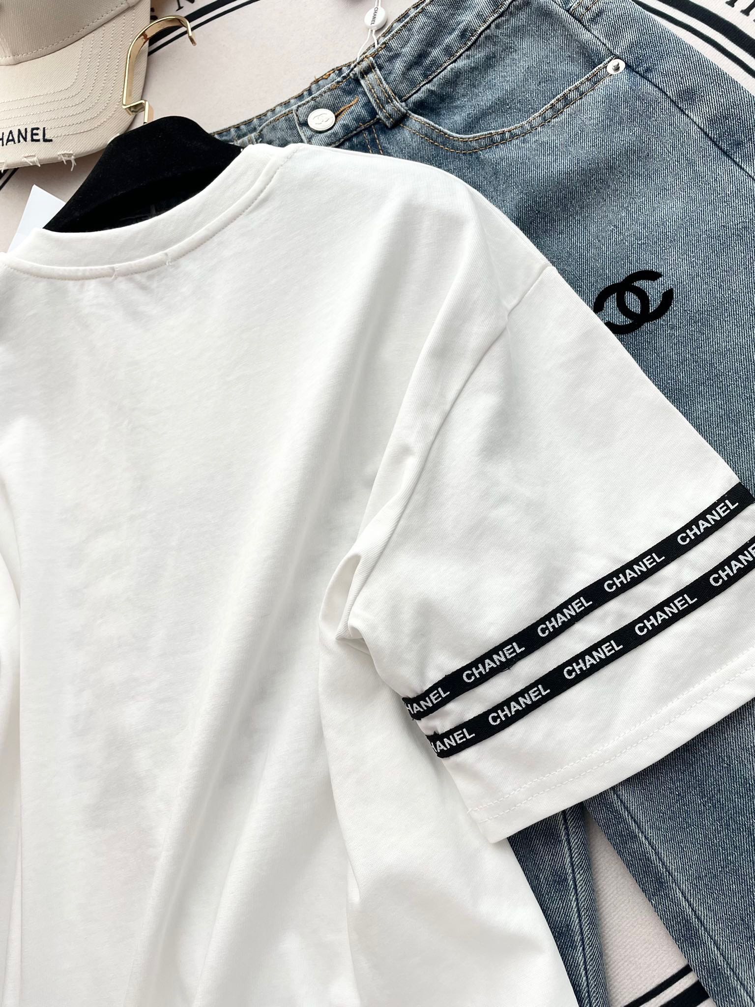 Chanel 2403 - Футболка свободного кроя с коротким рукавом и плотной вышивкой букв