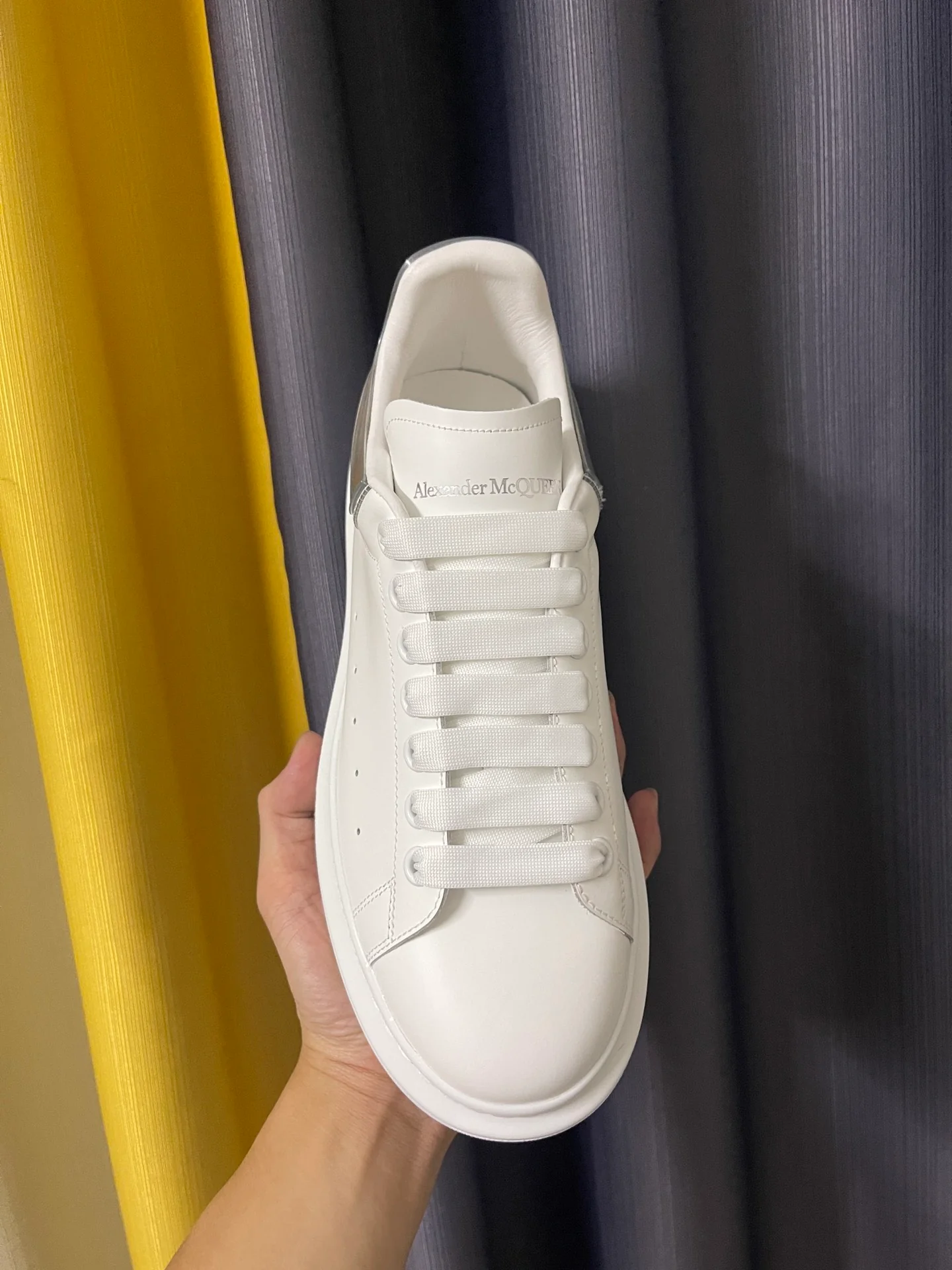 Классические белые кроссовки McQueen - унисекс - серебристый мягкий каблук