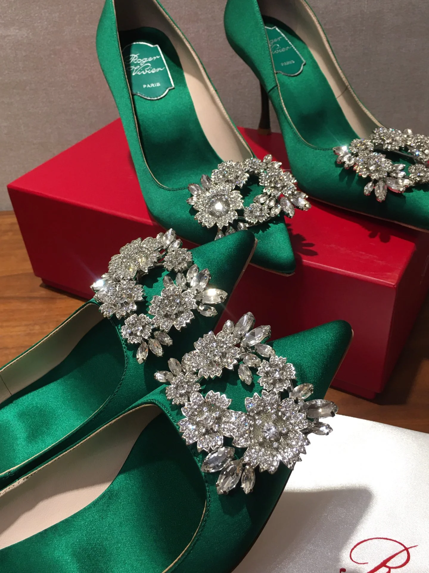Туфли RV - туфли на высоком каблуке с острым носком и пряжкой, украшенные стразами - зеленые