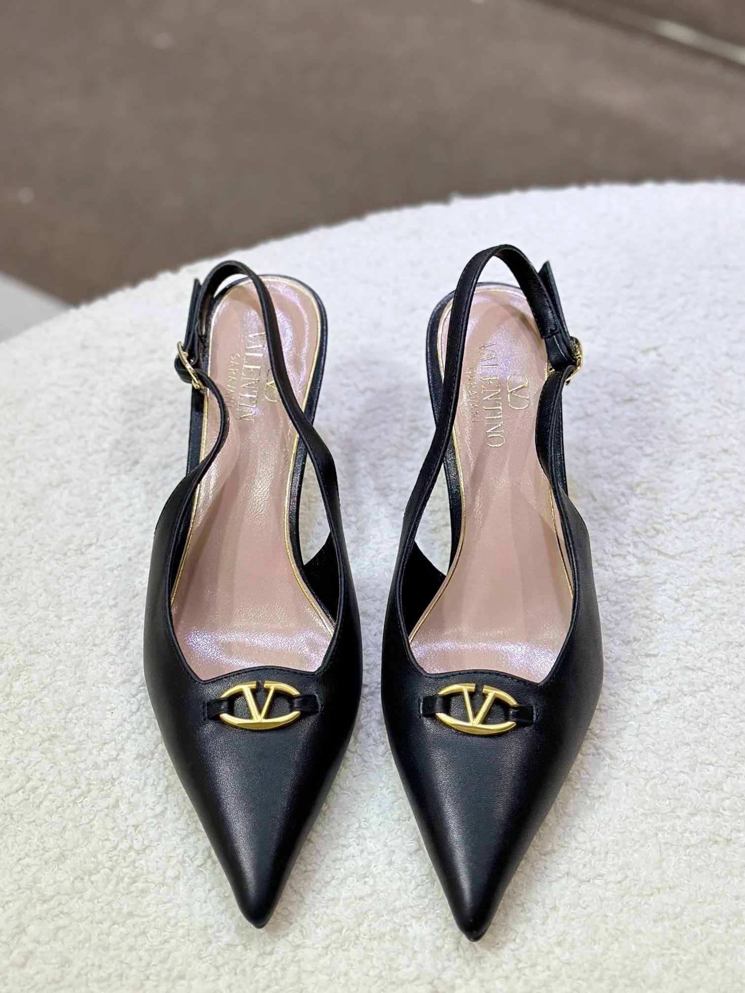 Босоножки на высоком каблуке Valentino 2024 с логотипом и пряжкой - черные