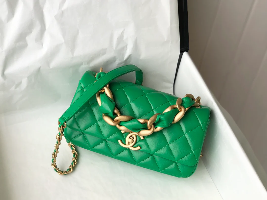 Сумка Chanel из полированной овечьей кожи с стеганым клапаном - зеленая