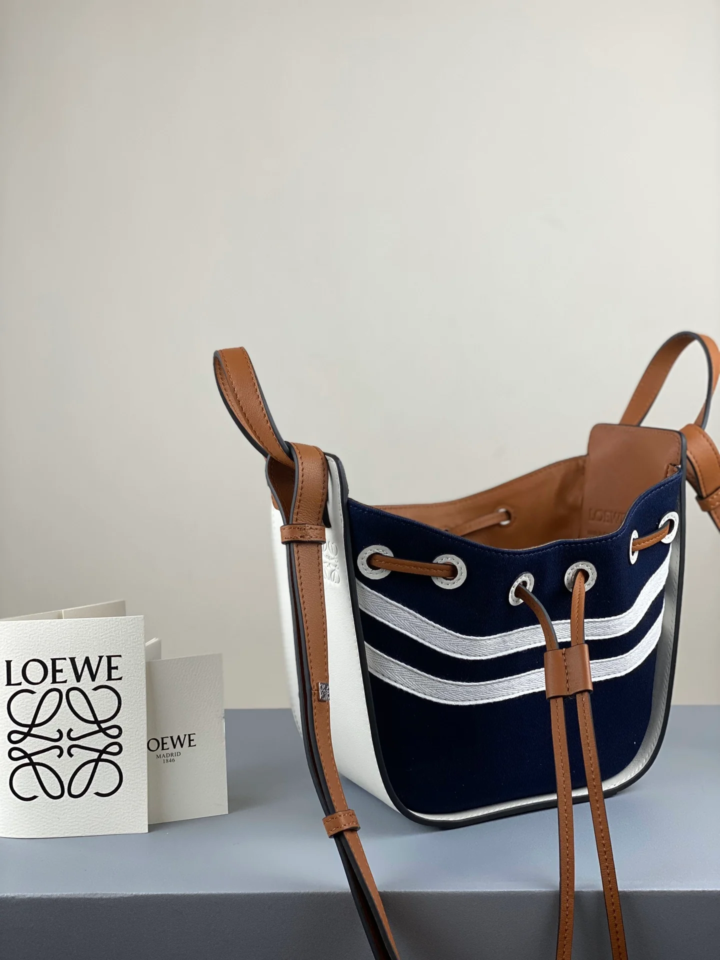 Сумка-гамак Loewe Mini из телячьей кожи