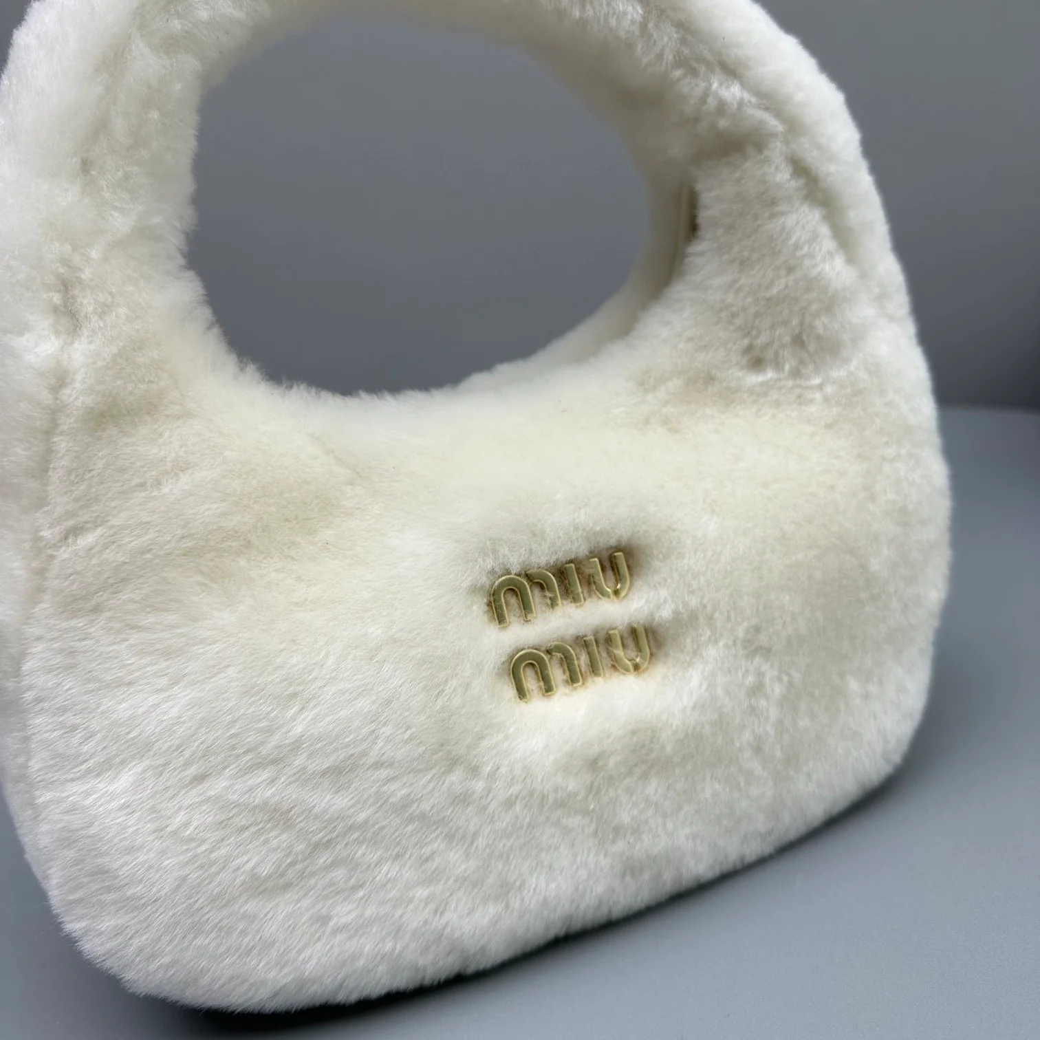 Сумка Miu Miu Wander - маленькая, белая, с флисовой подкладкой.