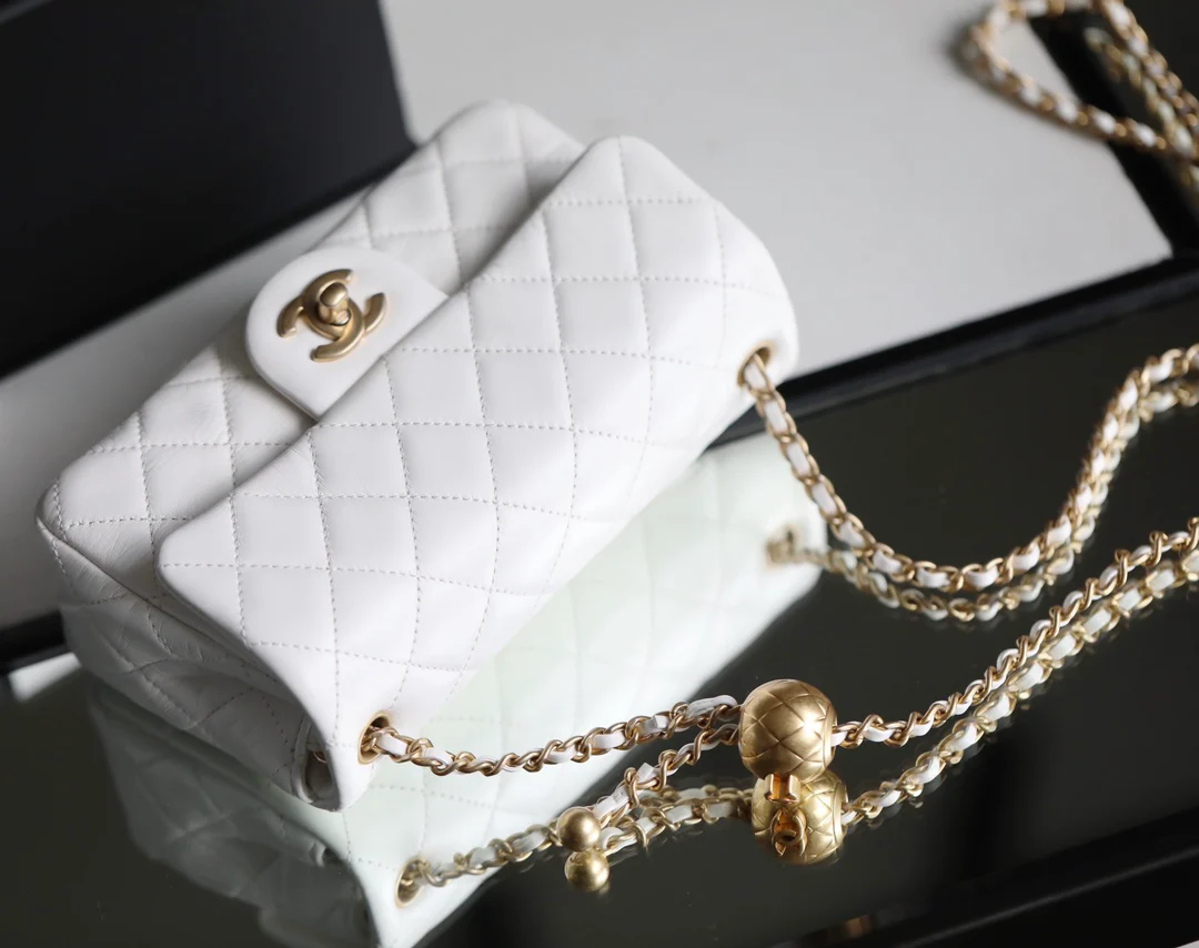 Chanel - Золотая сумка-клапан с шариком из углеродного волокна - Белая