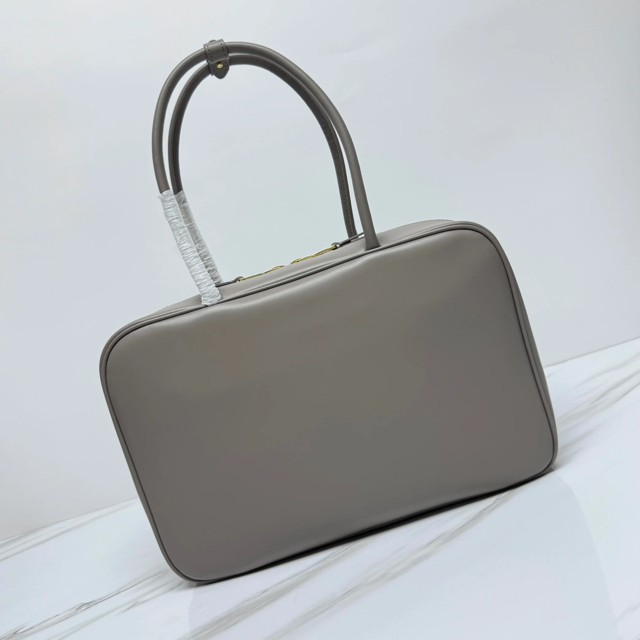 Портфель Miu Miu 5bb117 с длинной ручкой, полностью кожаный, серый.