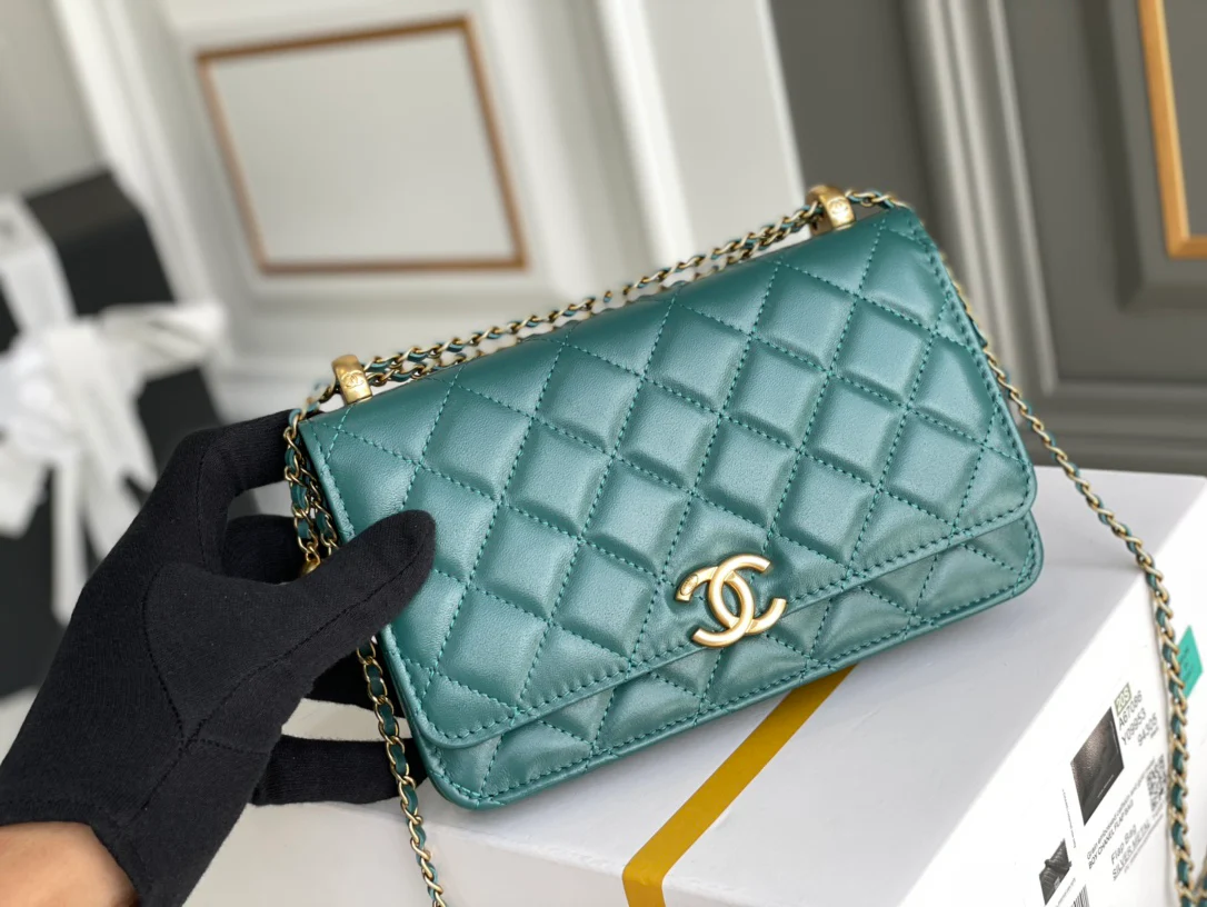 Chanel - Double Gold Ball WOC - Зеленая кожа с золотой пряжкой