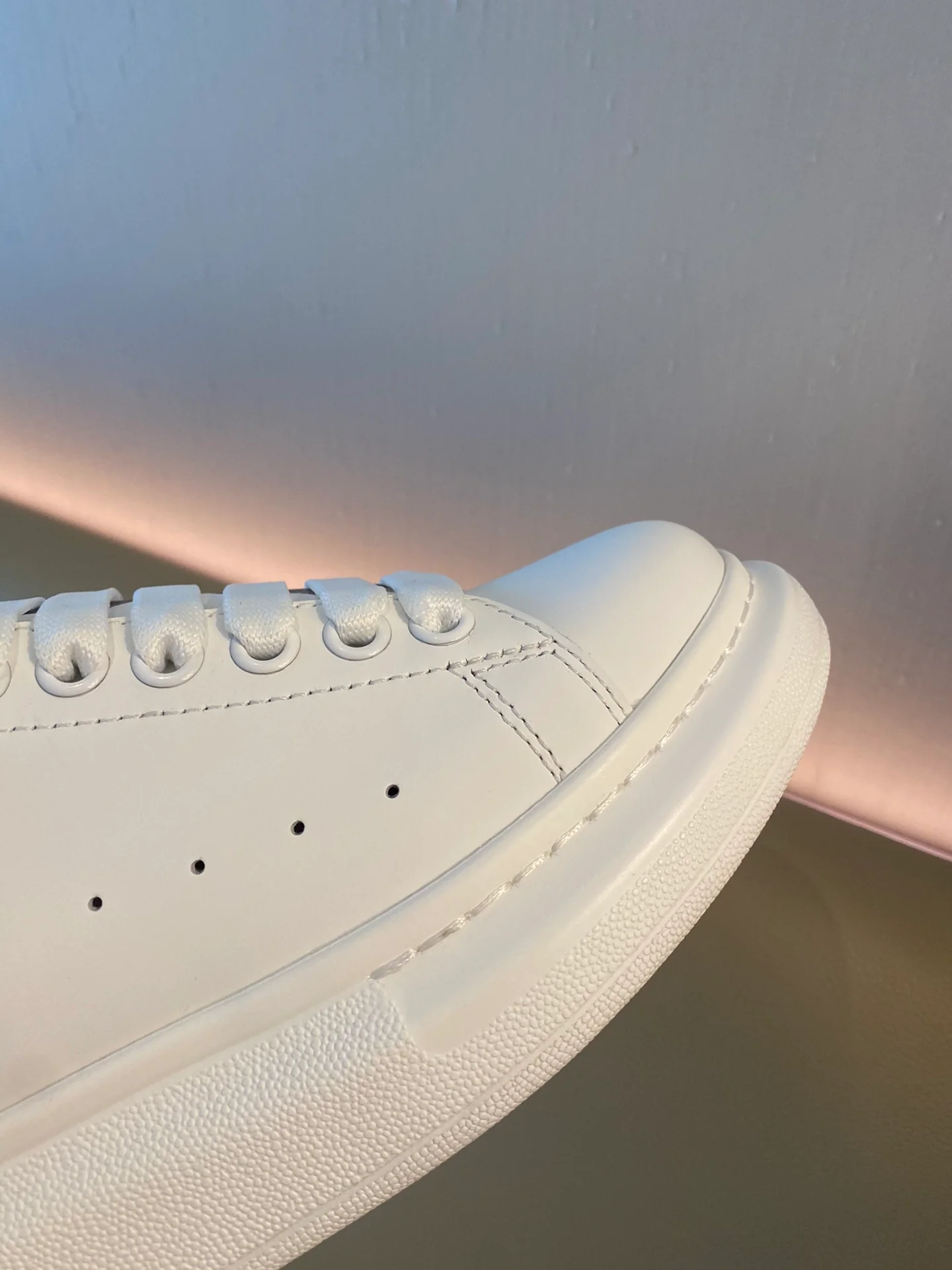 McQueen - Классические белые кроссовки - Bee